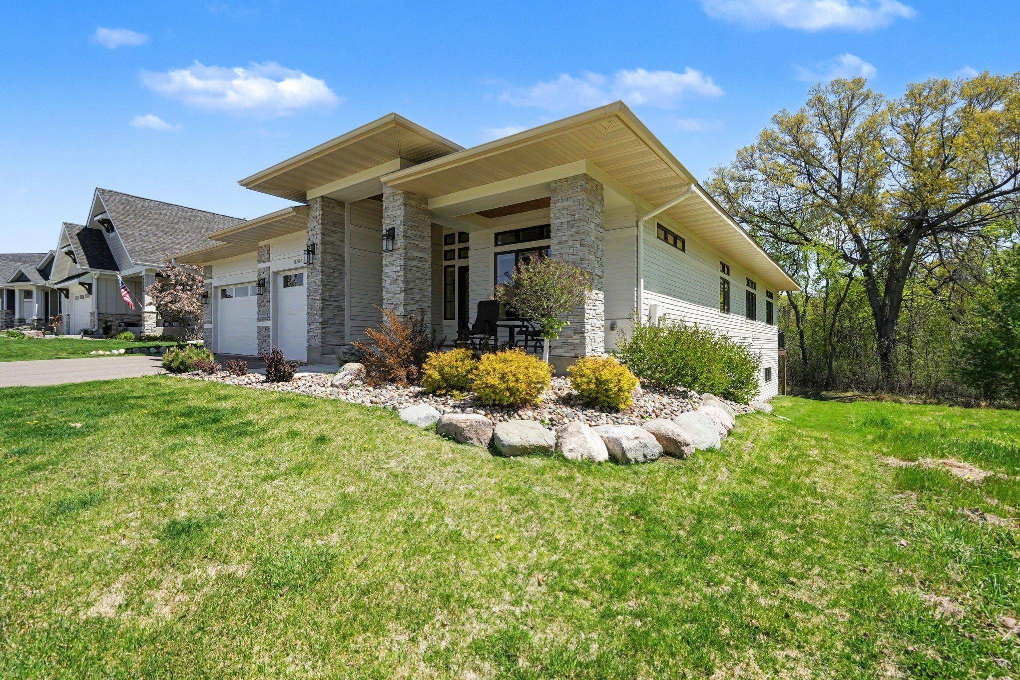 11784 Azure LN, Inver Grove Heights, MN 55077