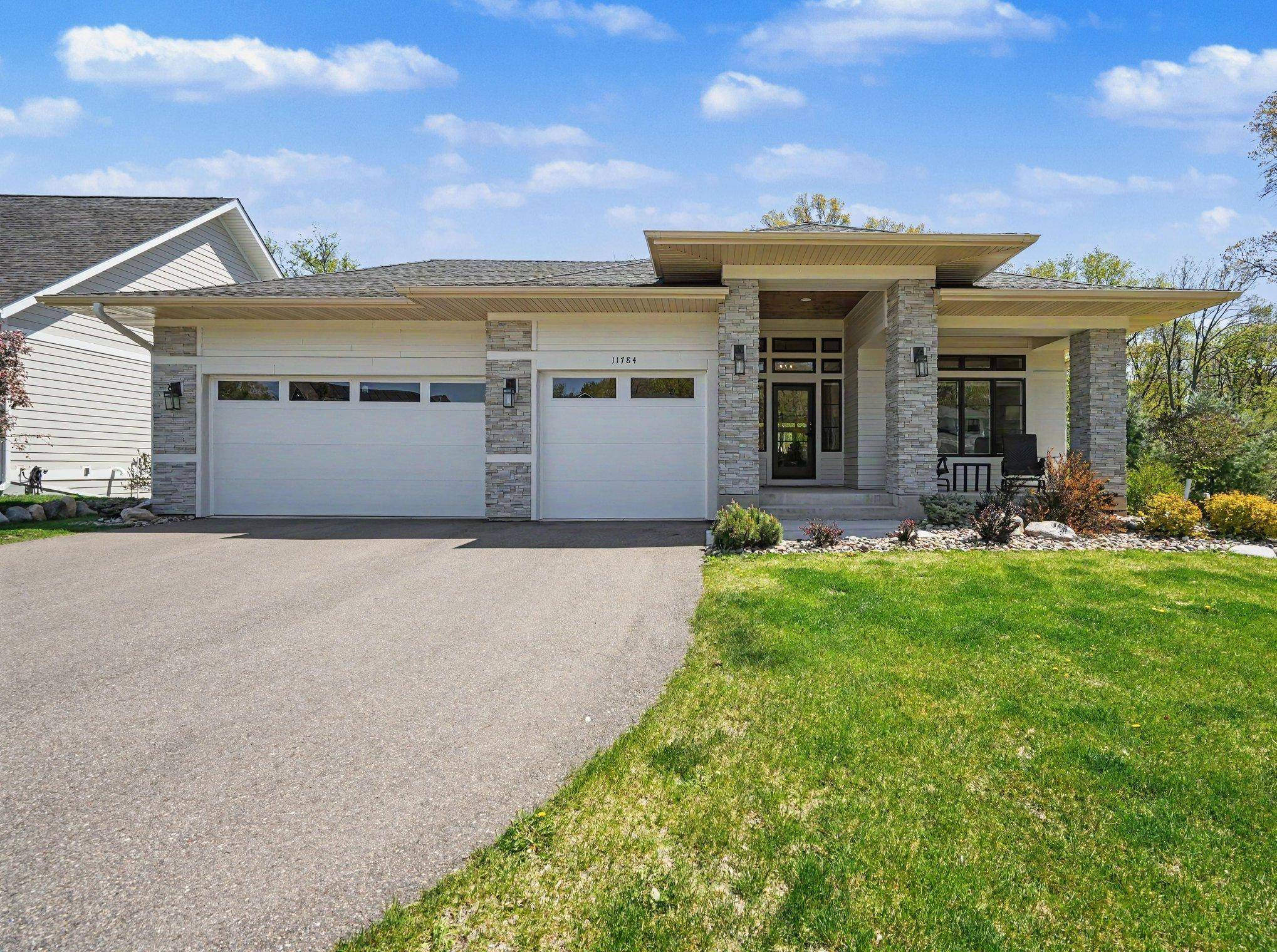 11784 Azure LN, Inver Grove Heights, MN 55077