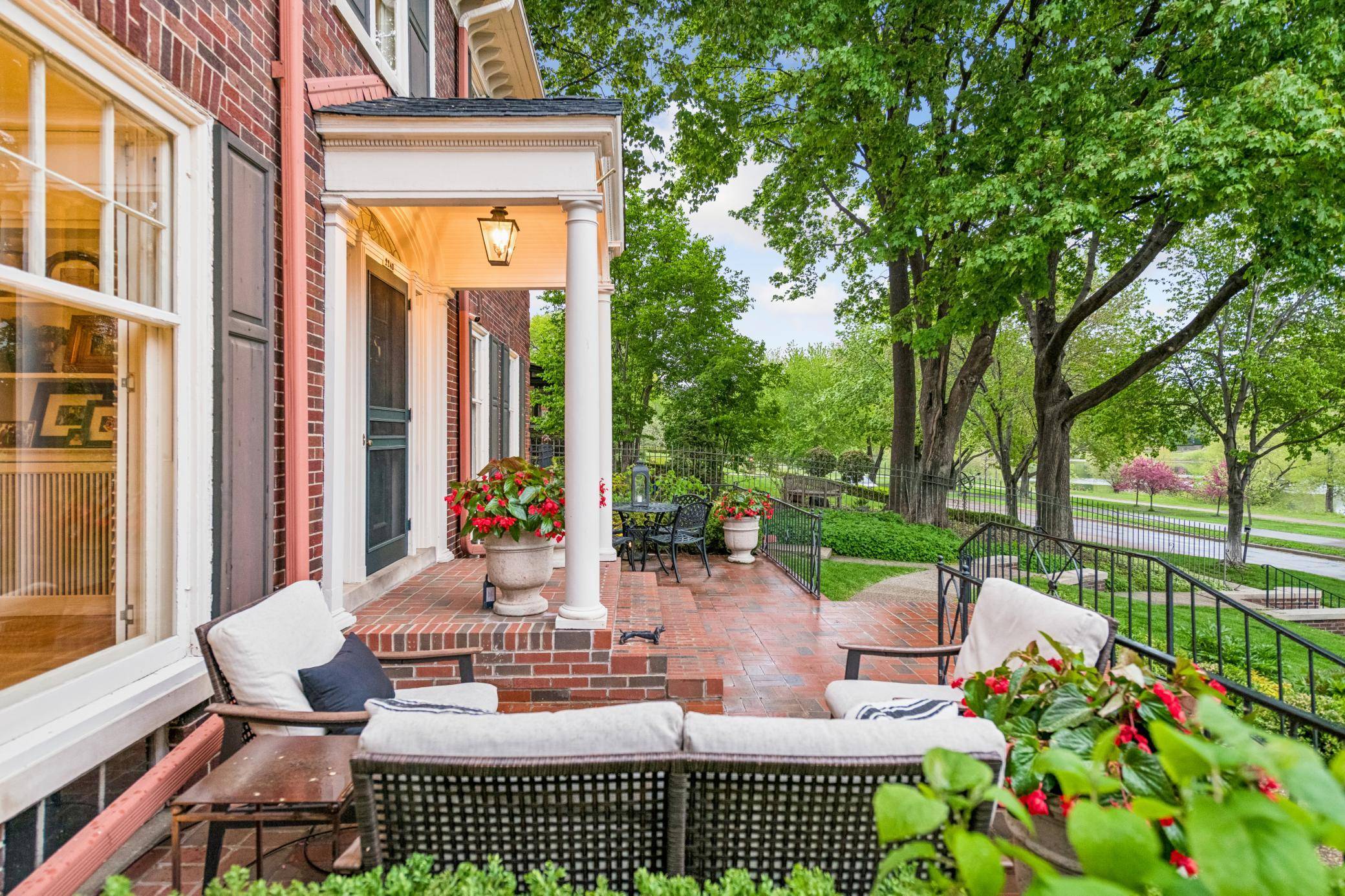 2240 W Lake Of The Isles Pkwy, Minneapolis, MN 55405