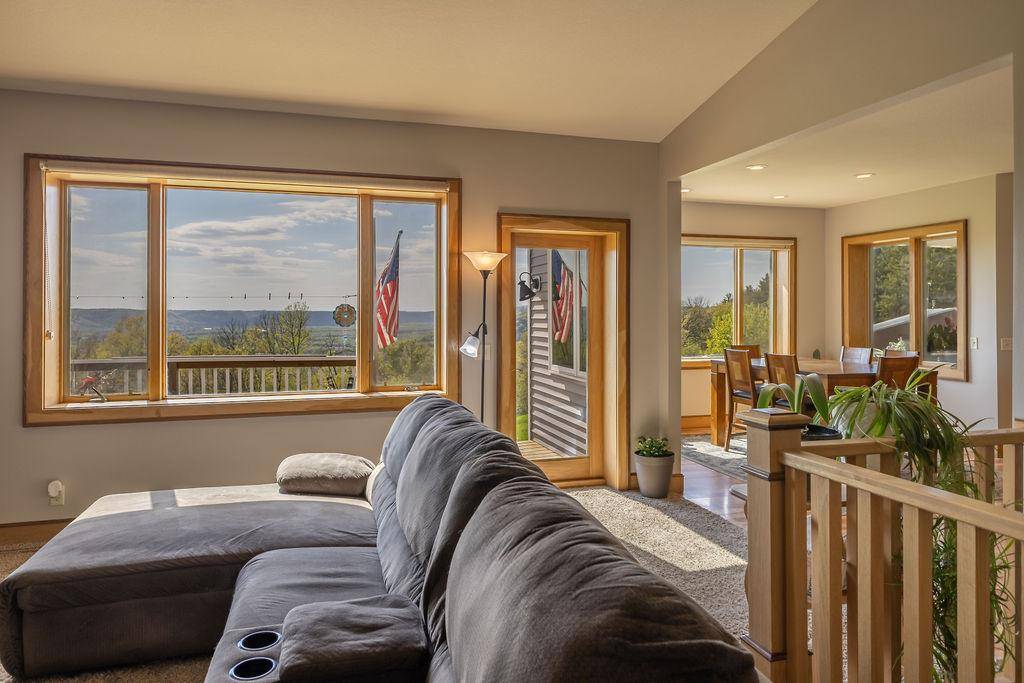 S3565 Rooster Ridge LN, Fountain City, WI 54629