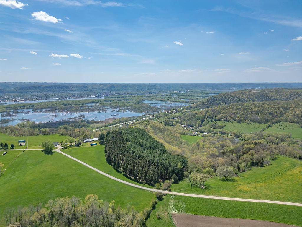 S3565 Rooster Ridge LN, Fountain City, WI 54629