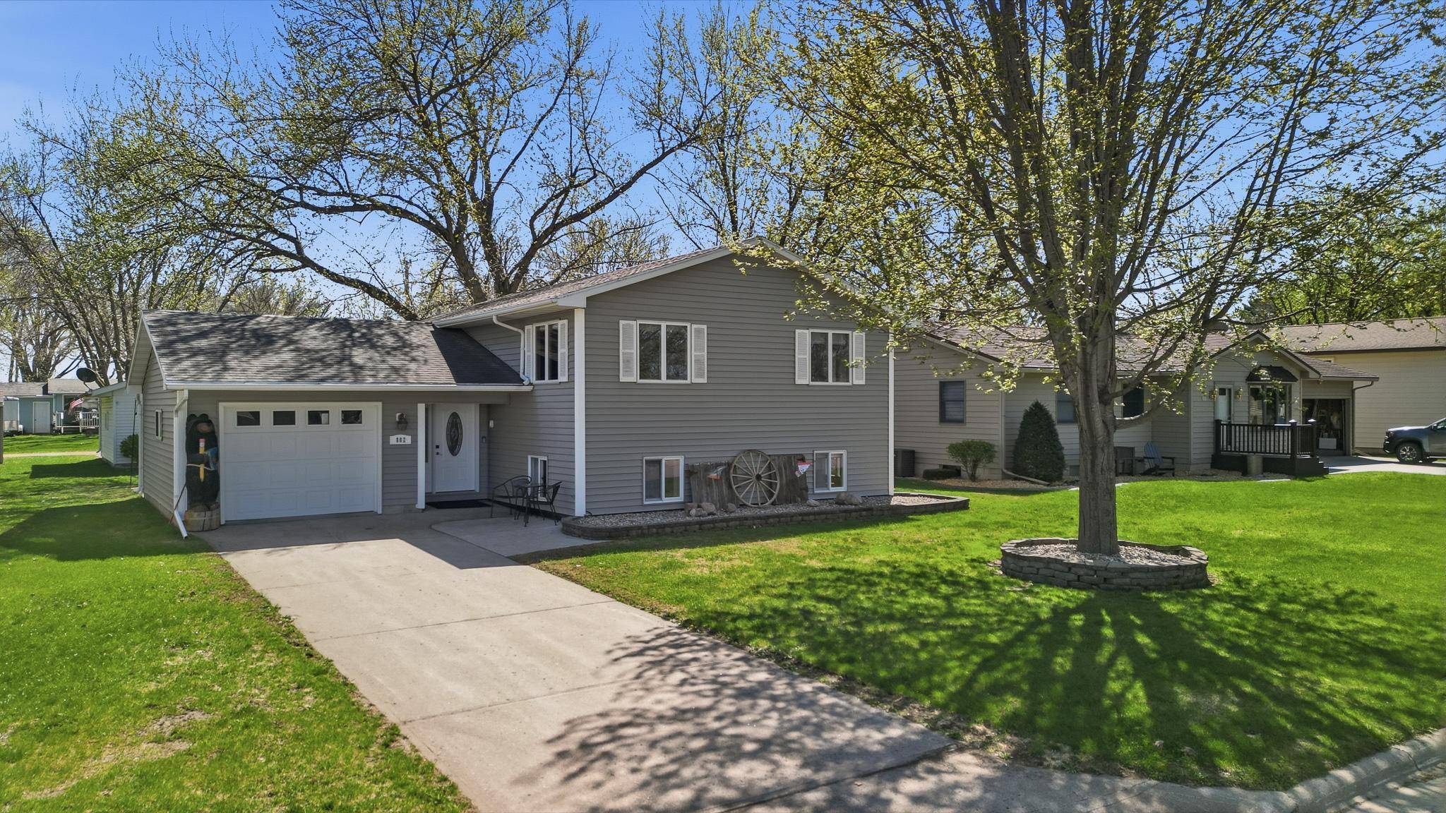 802 1st ST SW, Madelia, MN 56062