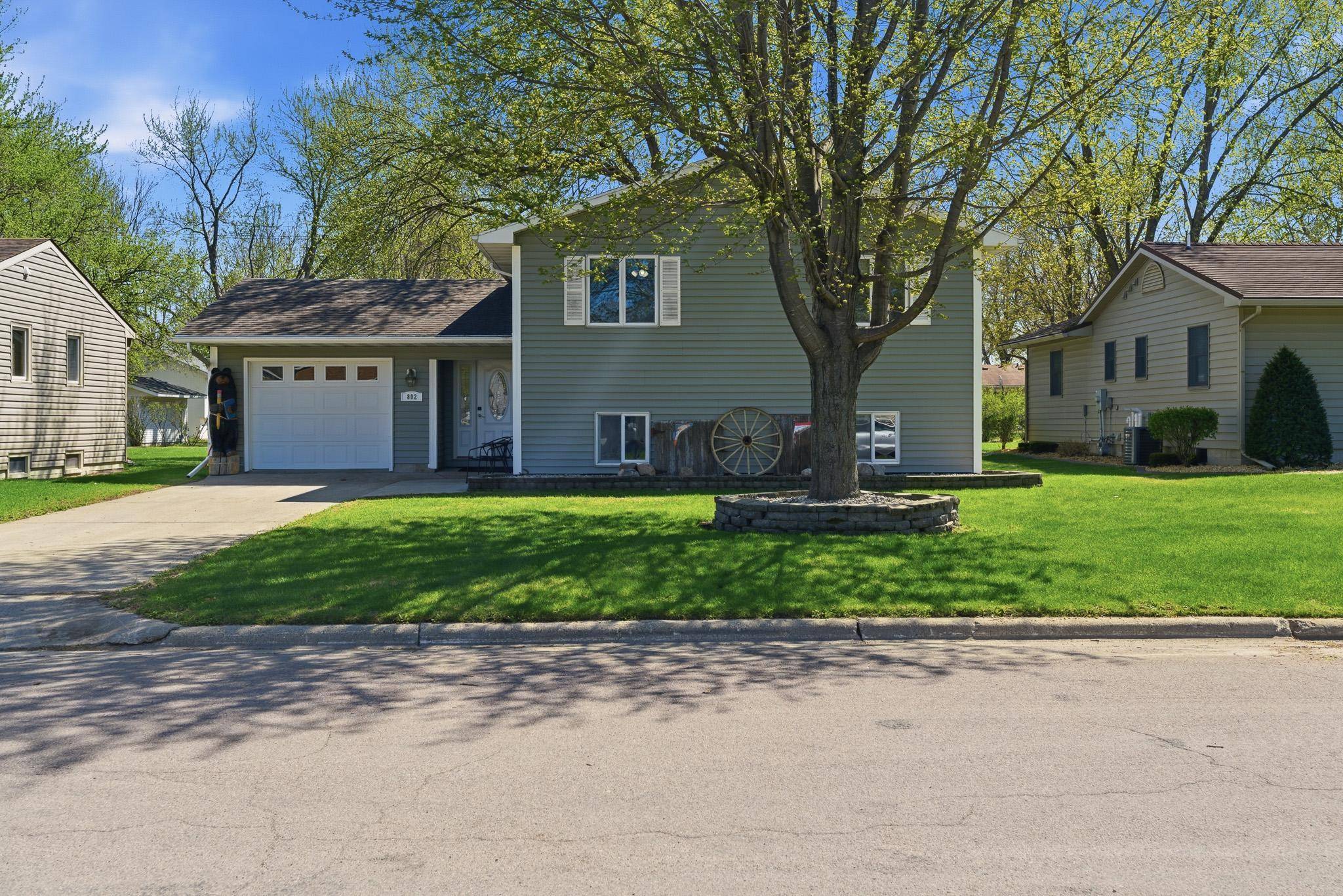 802 1st ST SW, Madelia, MN 56062