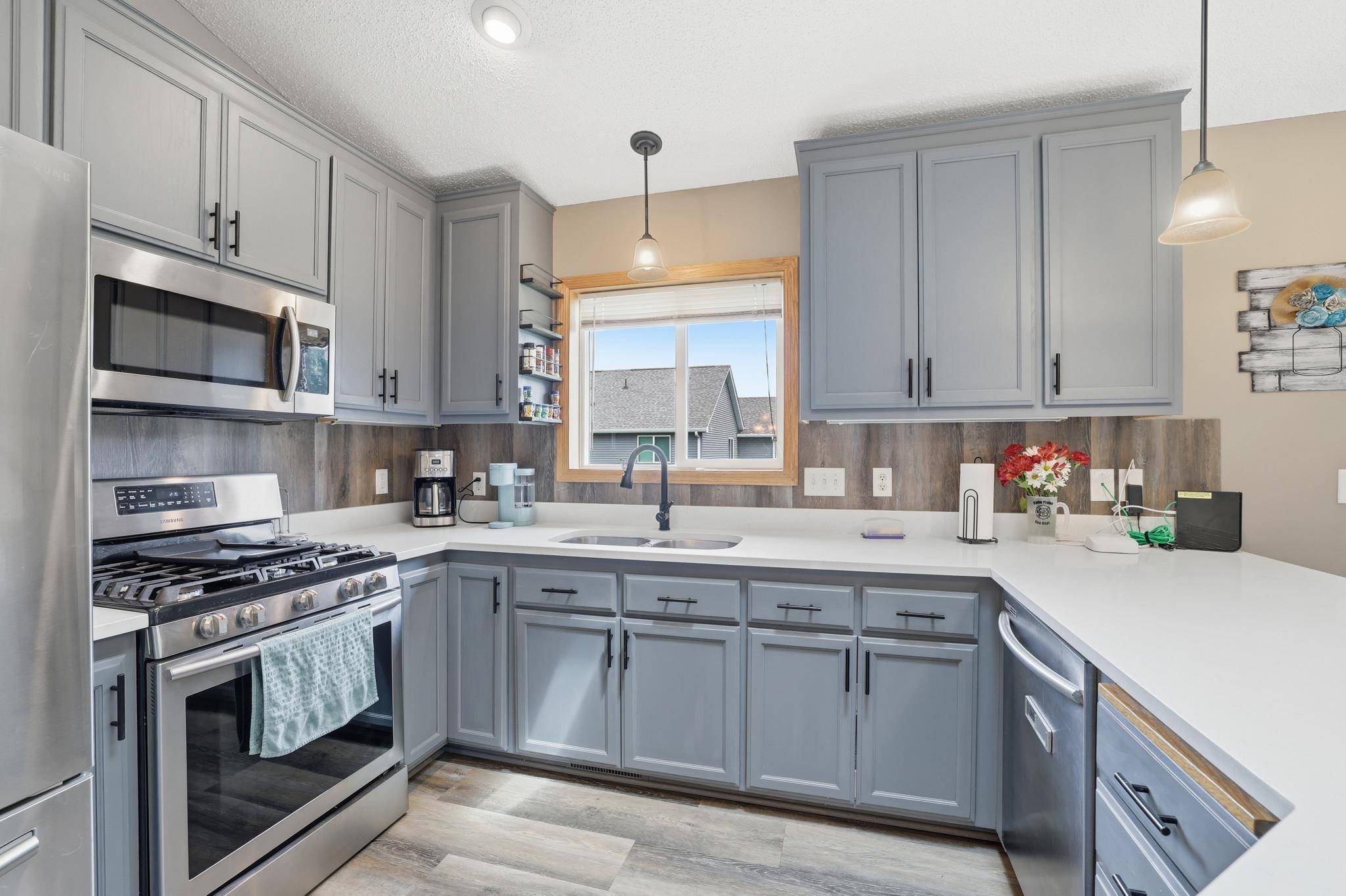 961 Ivy Hills RD, Belle Plaine, MN 56011