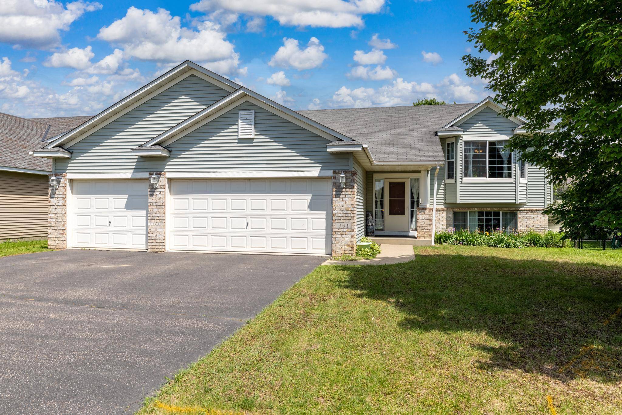 961 Ivy Hills RD, Belle Plaine, MN 56011