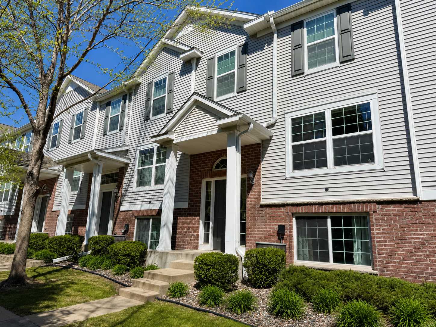 932 Ledgestone DR, Mahtomedi, MN 55115