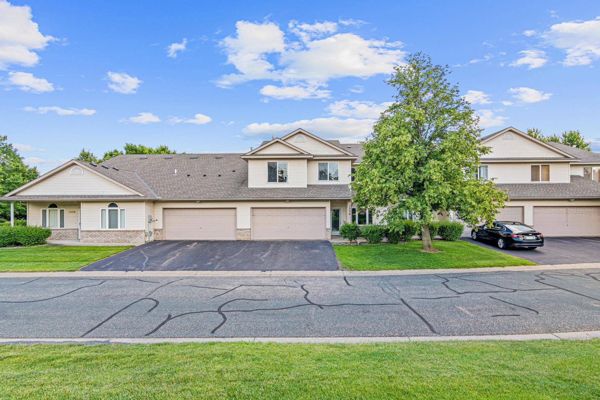 1234 Crystal PL E, Chaska, MN 55318