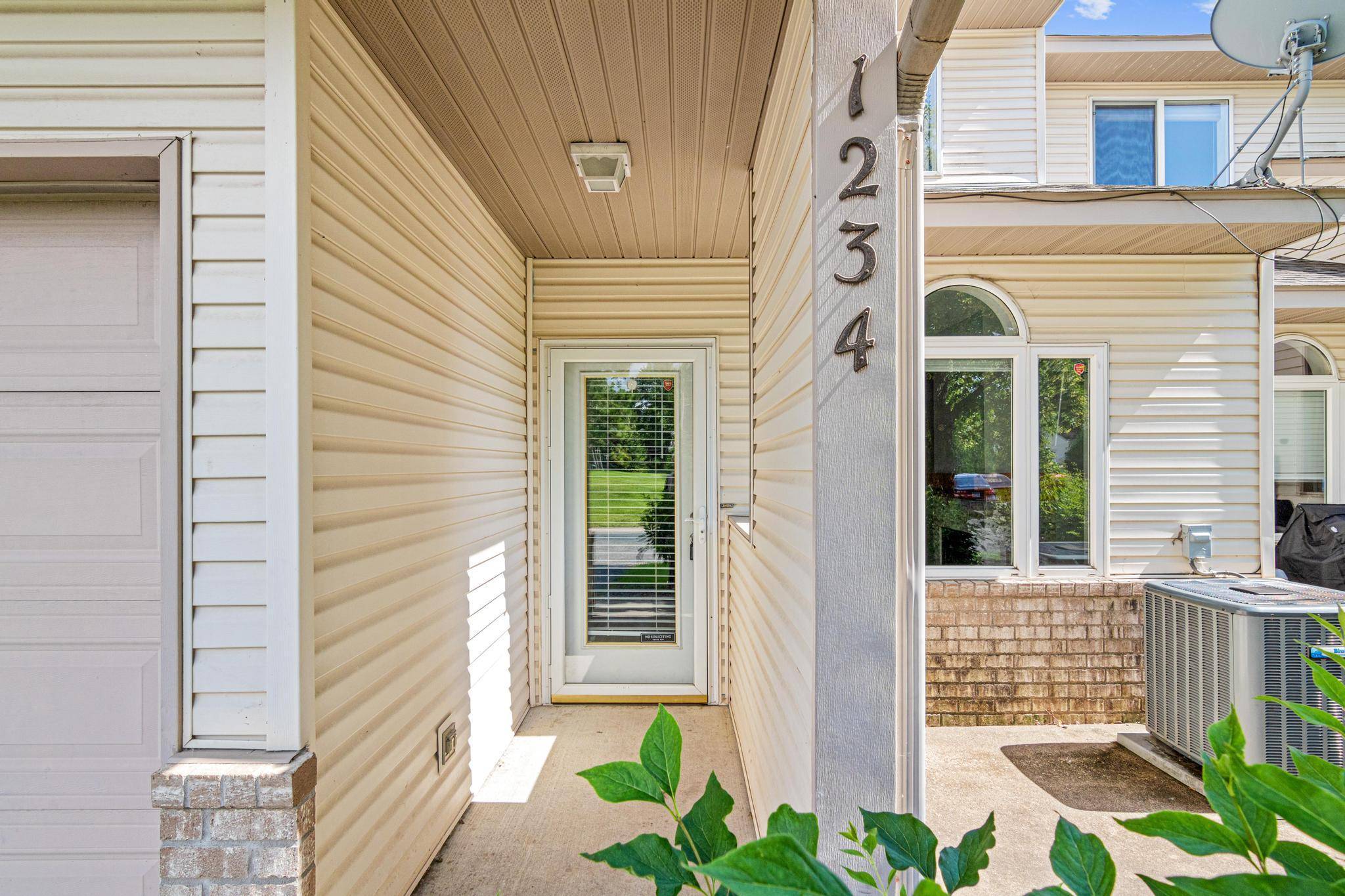 1234 Crystal PL E, Chaska, MN 55318