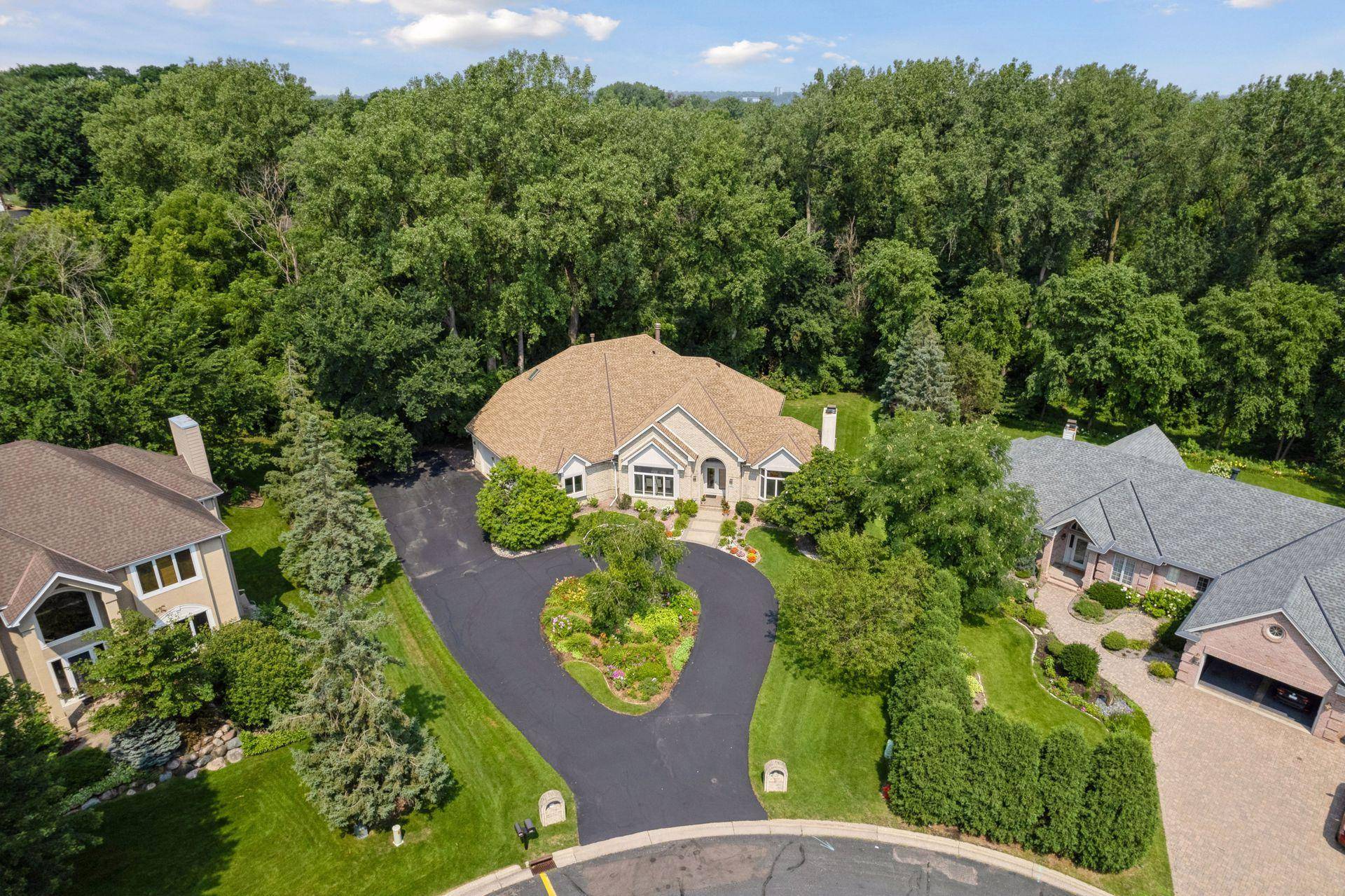 689 Brookside LN, Mendota Heights, MN 55118