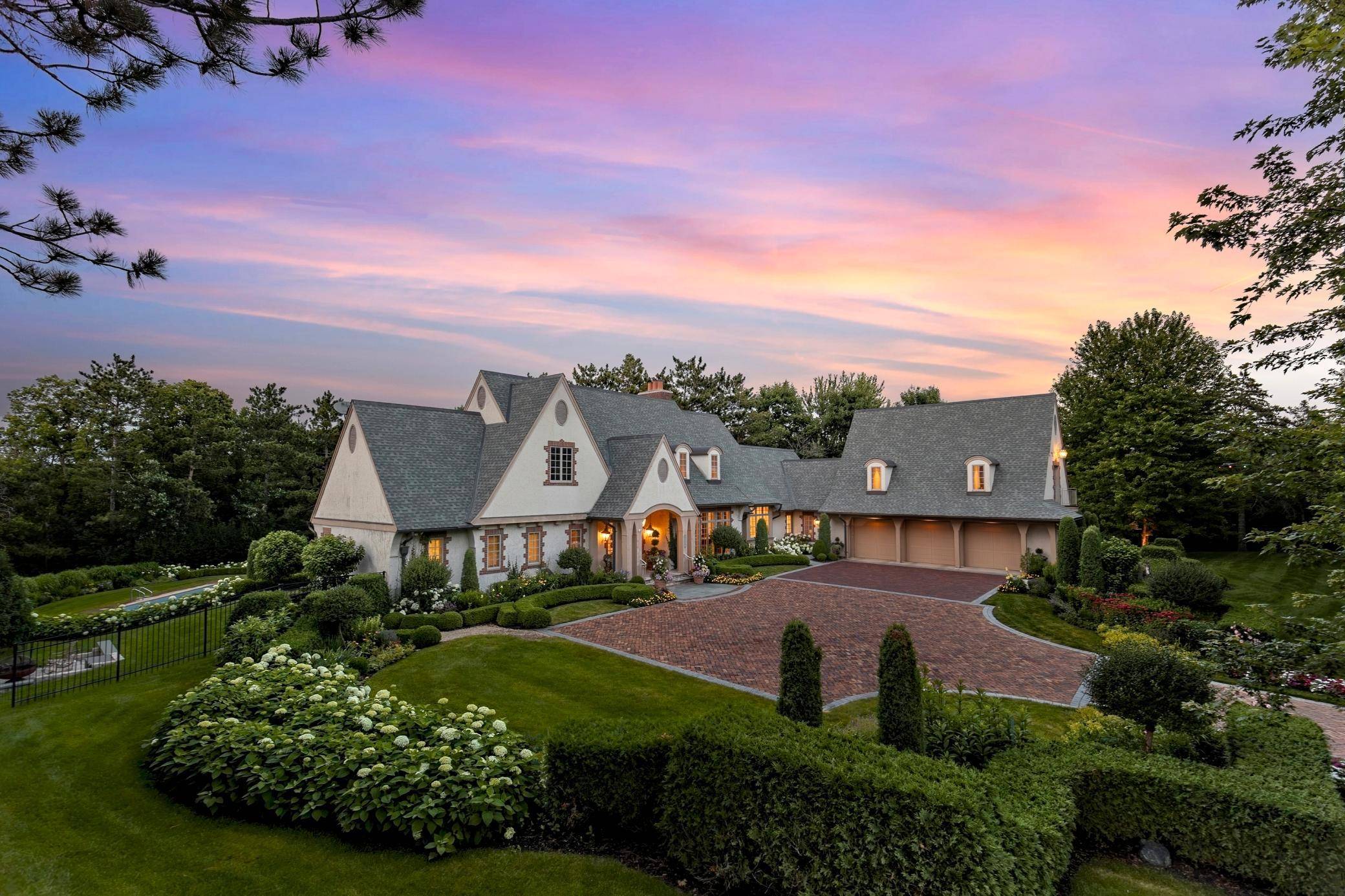 325 Highcroft LN, Wayzata, MN 55391
