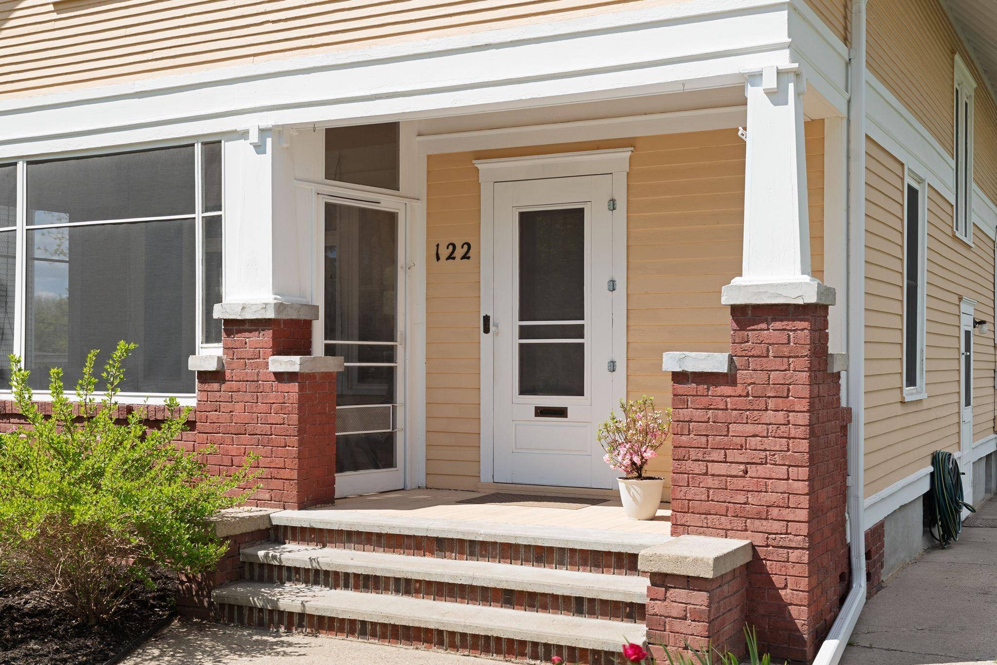 122 E University ST, Owatonna, MN 55060