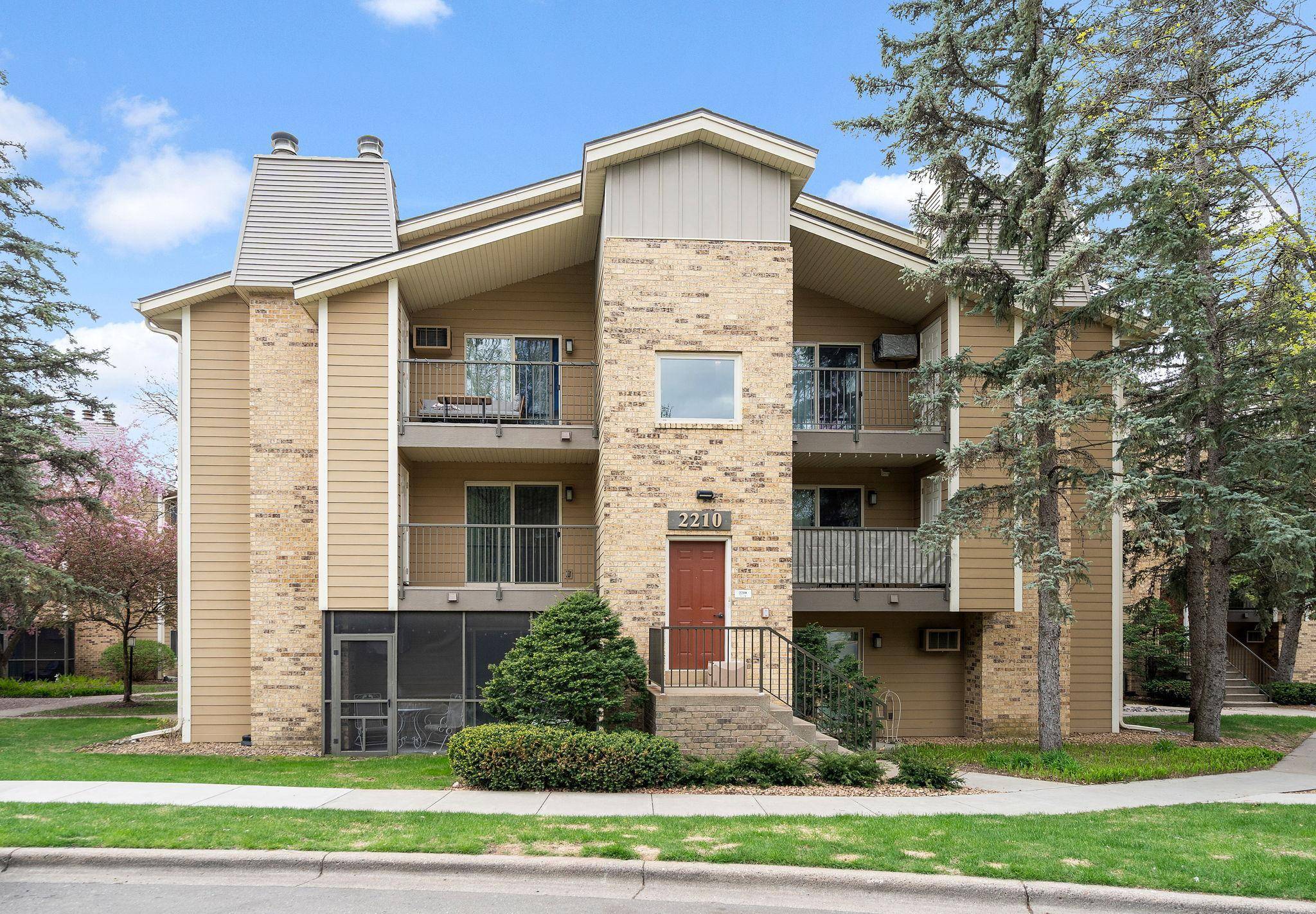 2210 Ridge DR #31, Saint Louis Park, MN 55416