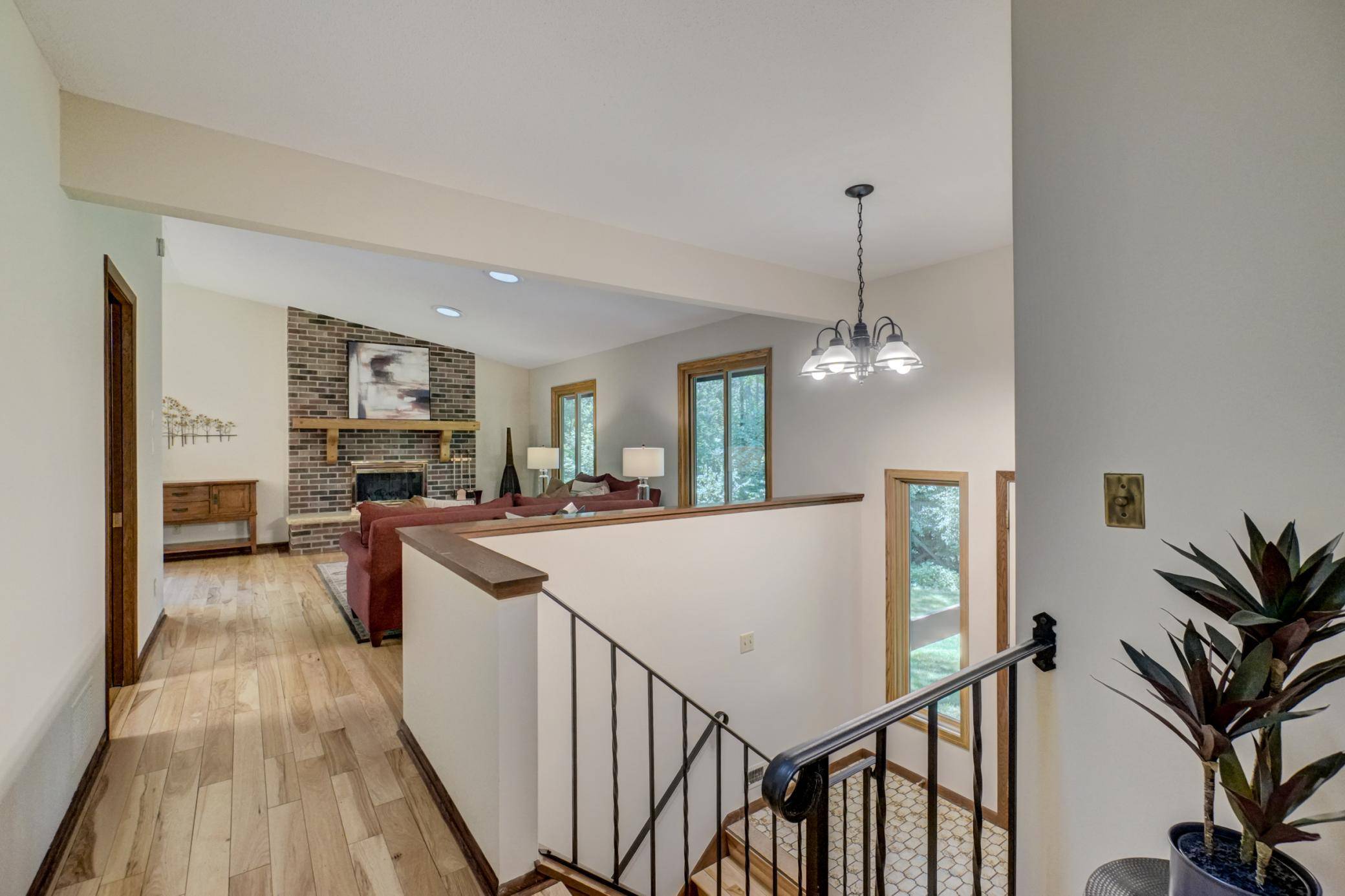 10 High Circle WAY, North Oaks, MN 55127