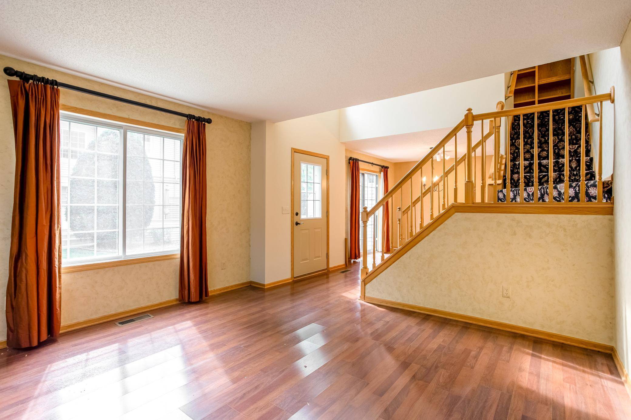 1043 Lovell LN S, Roseville, MN 55113