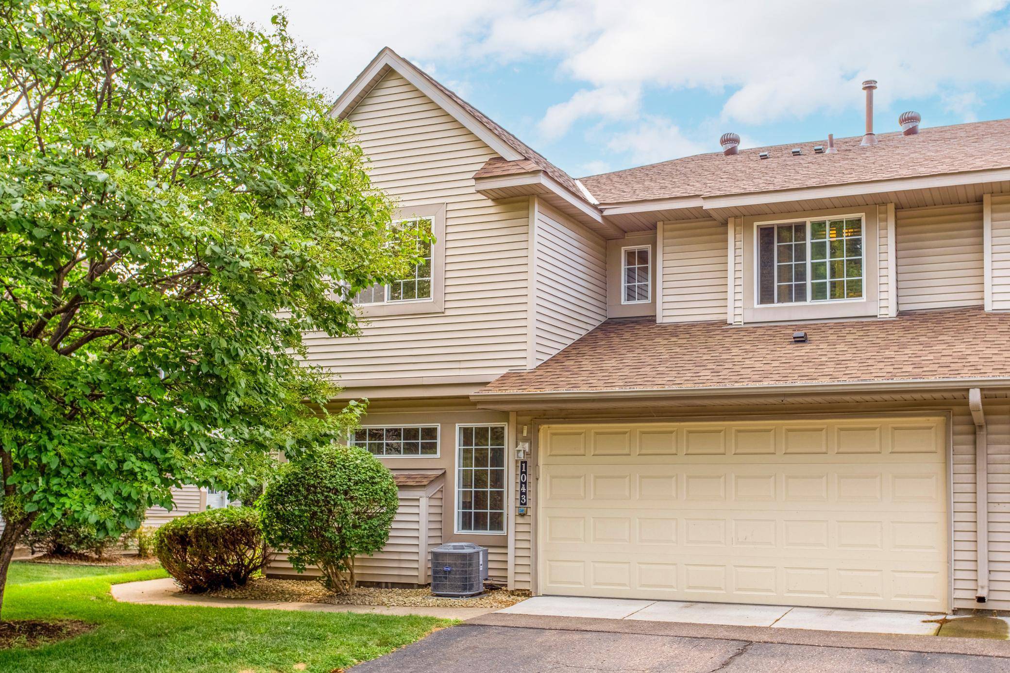1043 Lovell LN S, Roseville, MN 55113