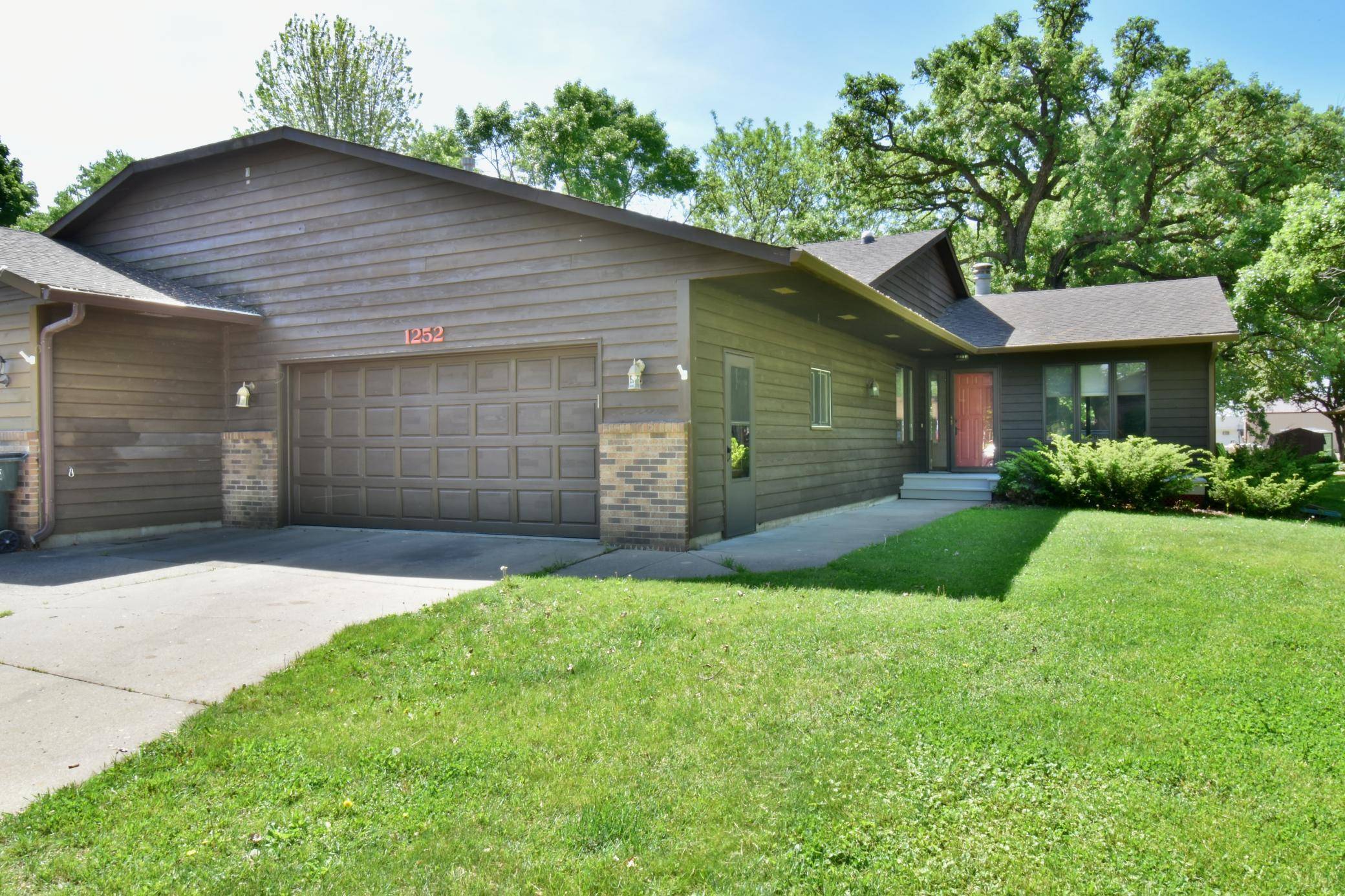 1252 Rolling Oaks LN NW, Hutchinson, MN 55350