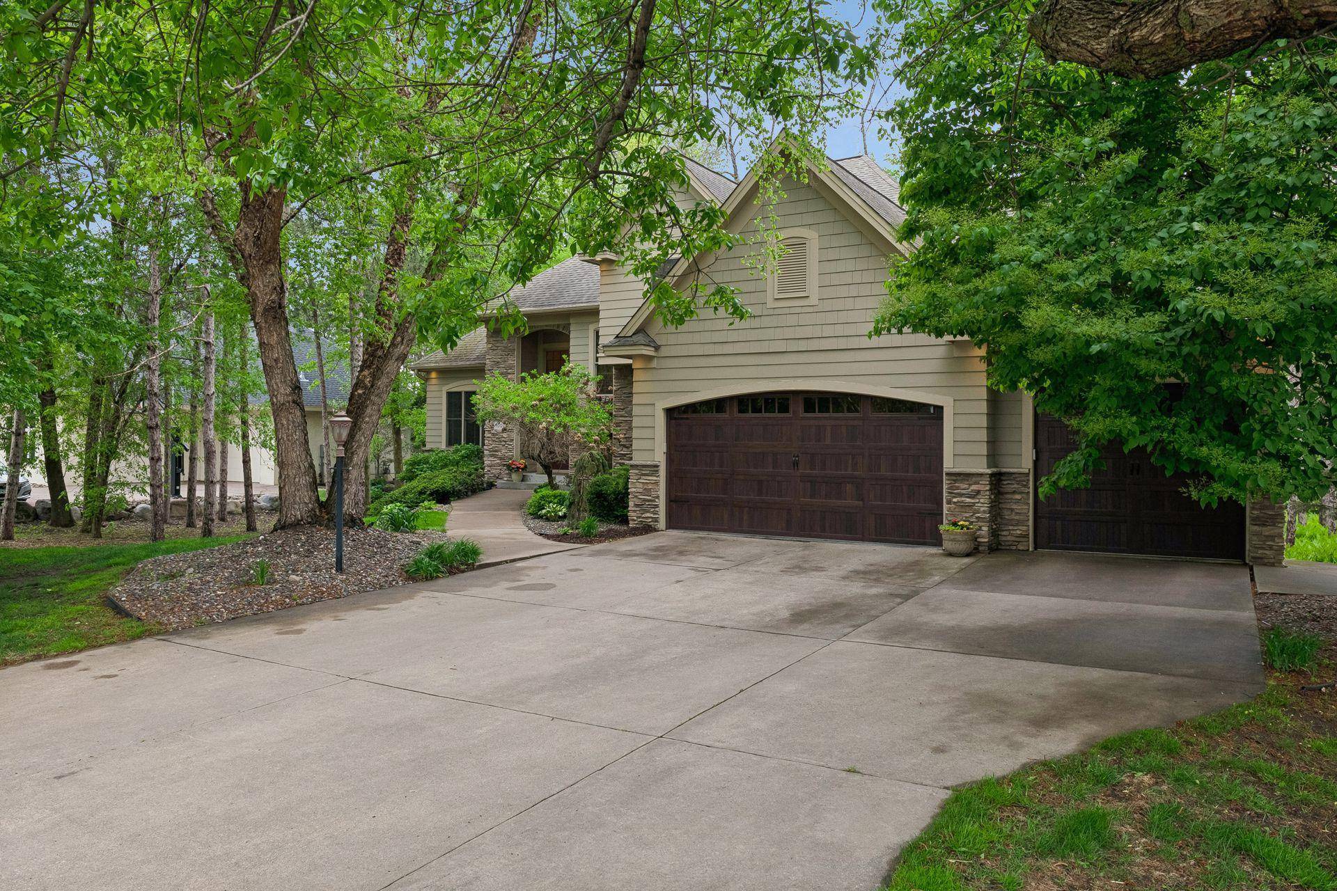 9001 Springwood DR, Woodbury, MN 55125