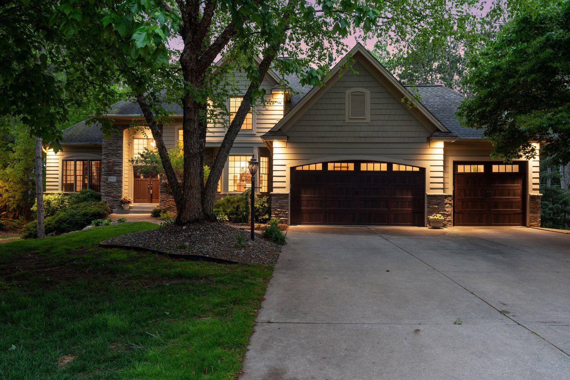 9001 Springwood DR, Woodbury, MN 55125