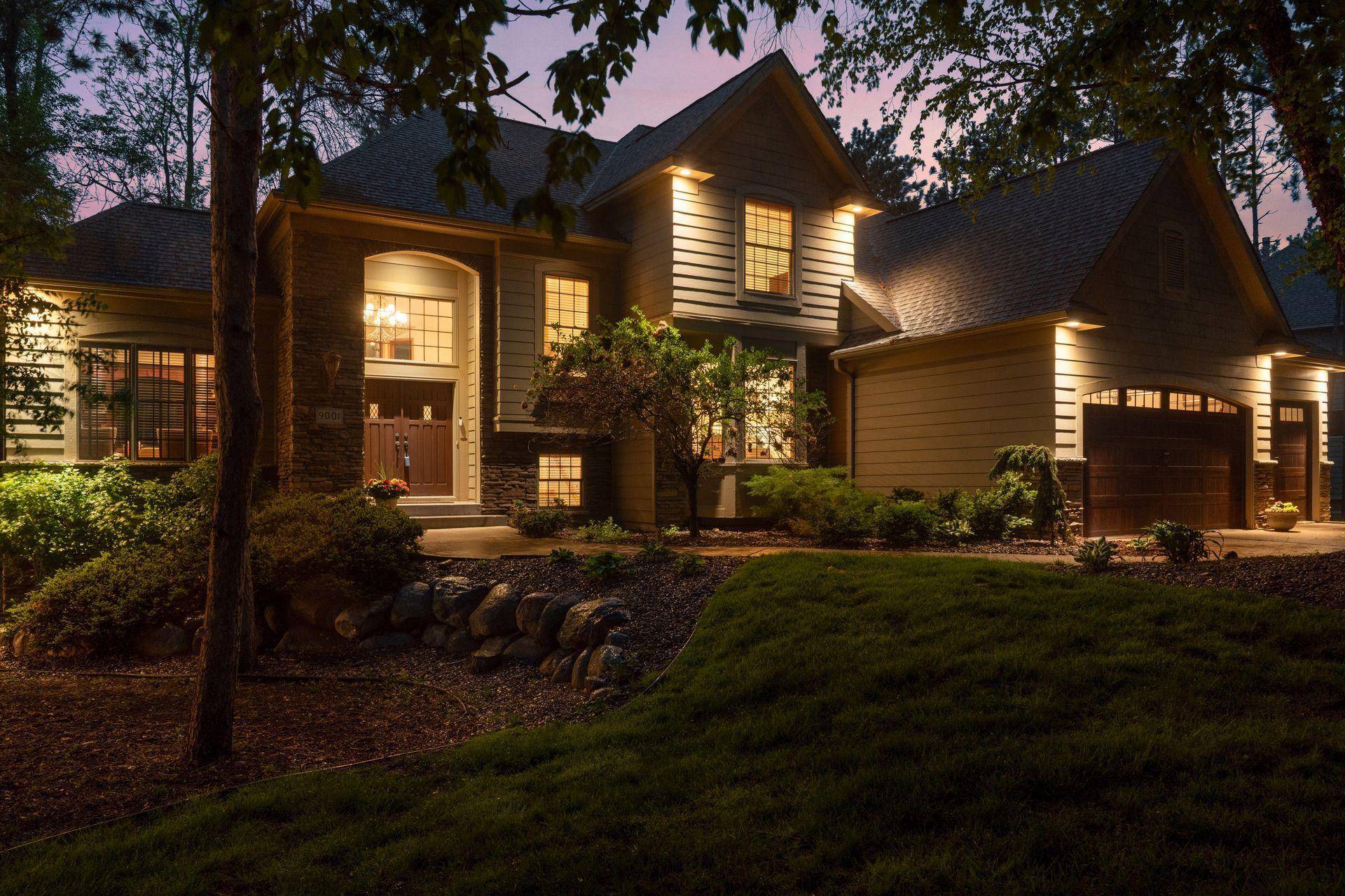 9001 Springwood DR, Woodbury, MN 55125