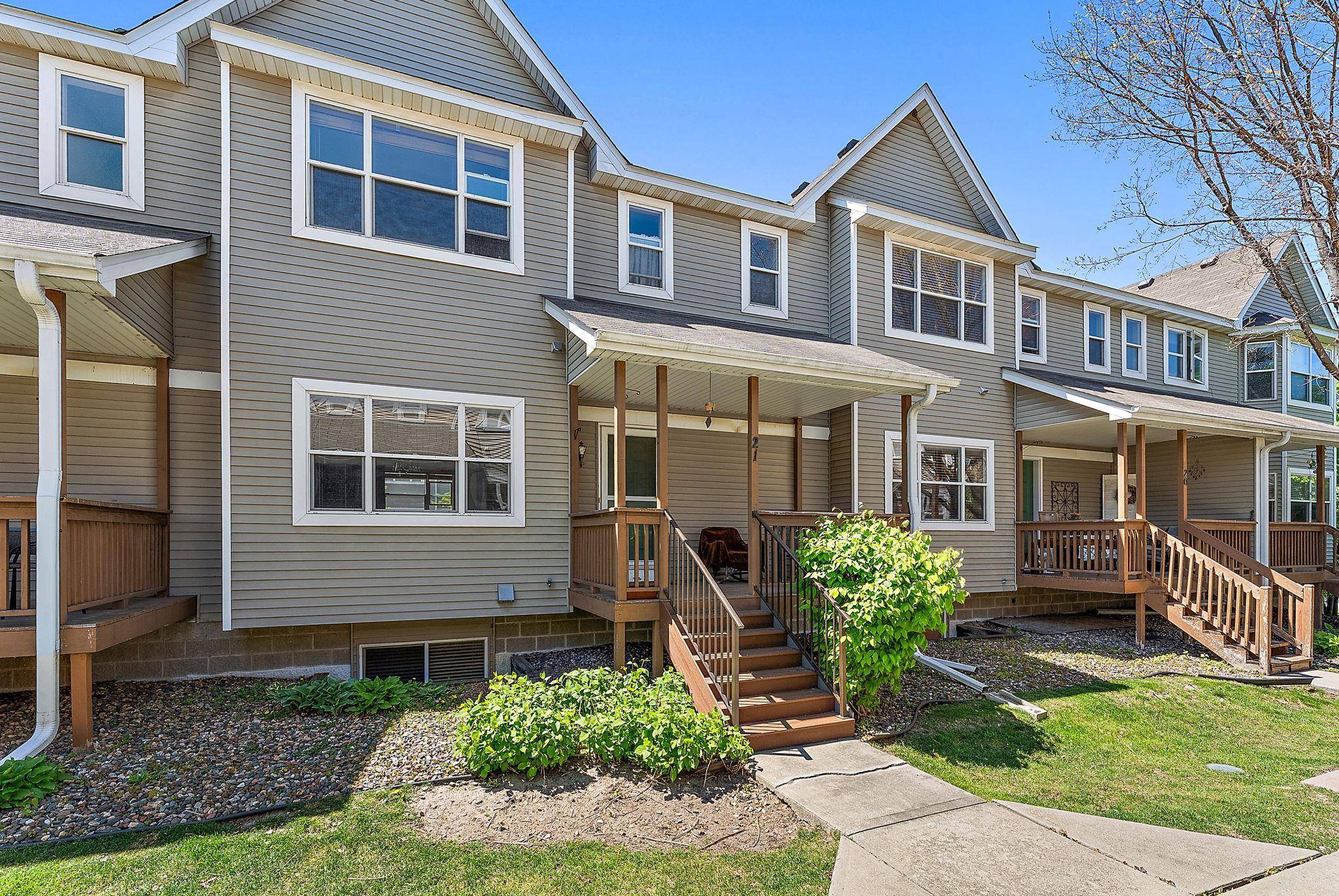 21 River Bend PL, Chaska, MN 55318