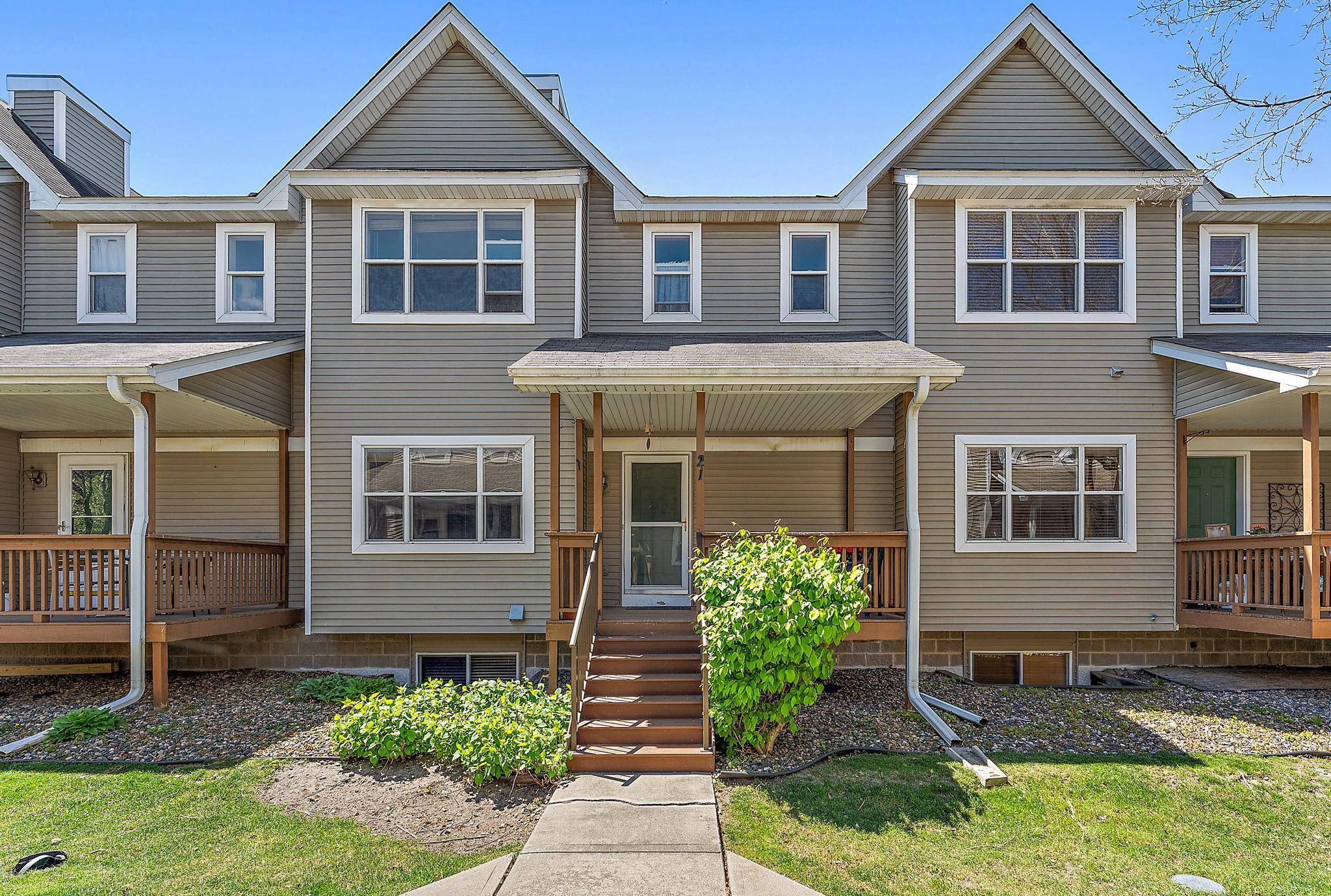 21 River Bend PL, Chaska, MN 55318