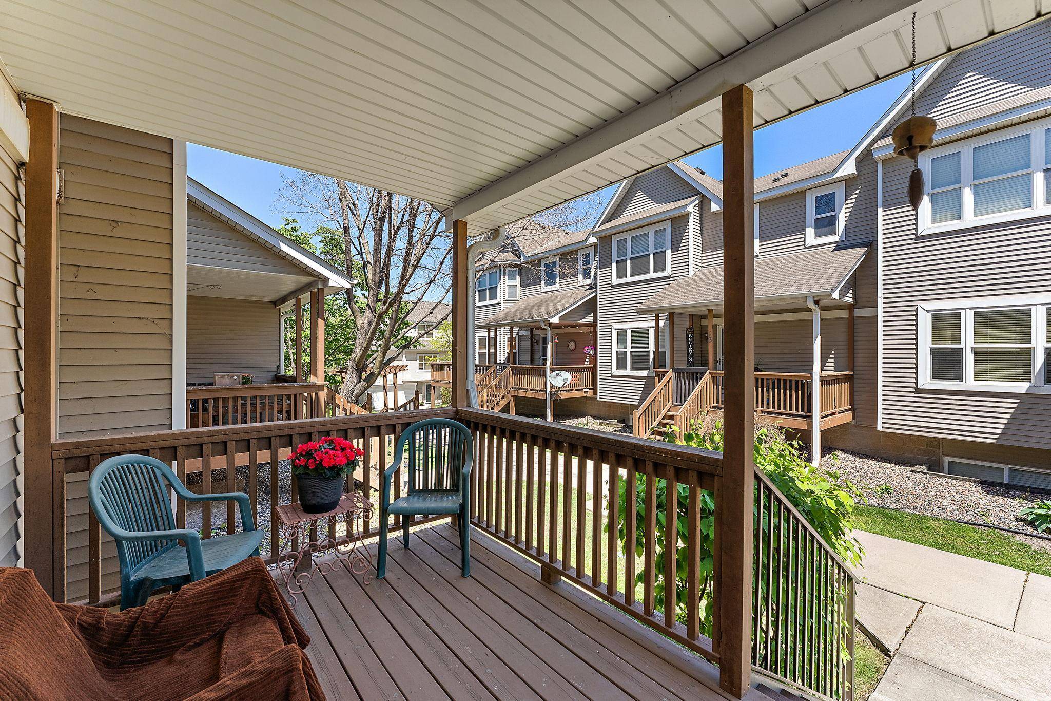 21 River Bend PL, Chaska, MN 55318