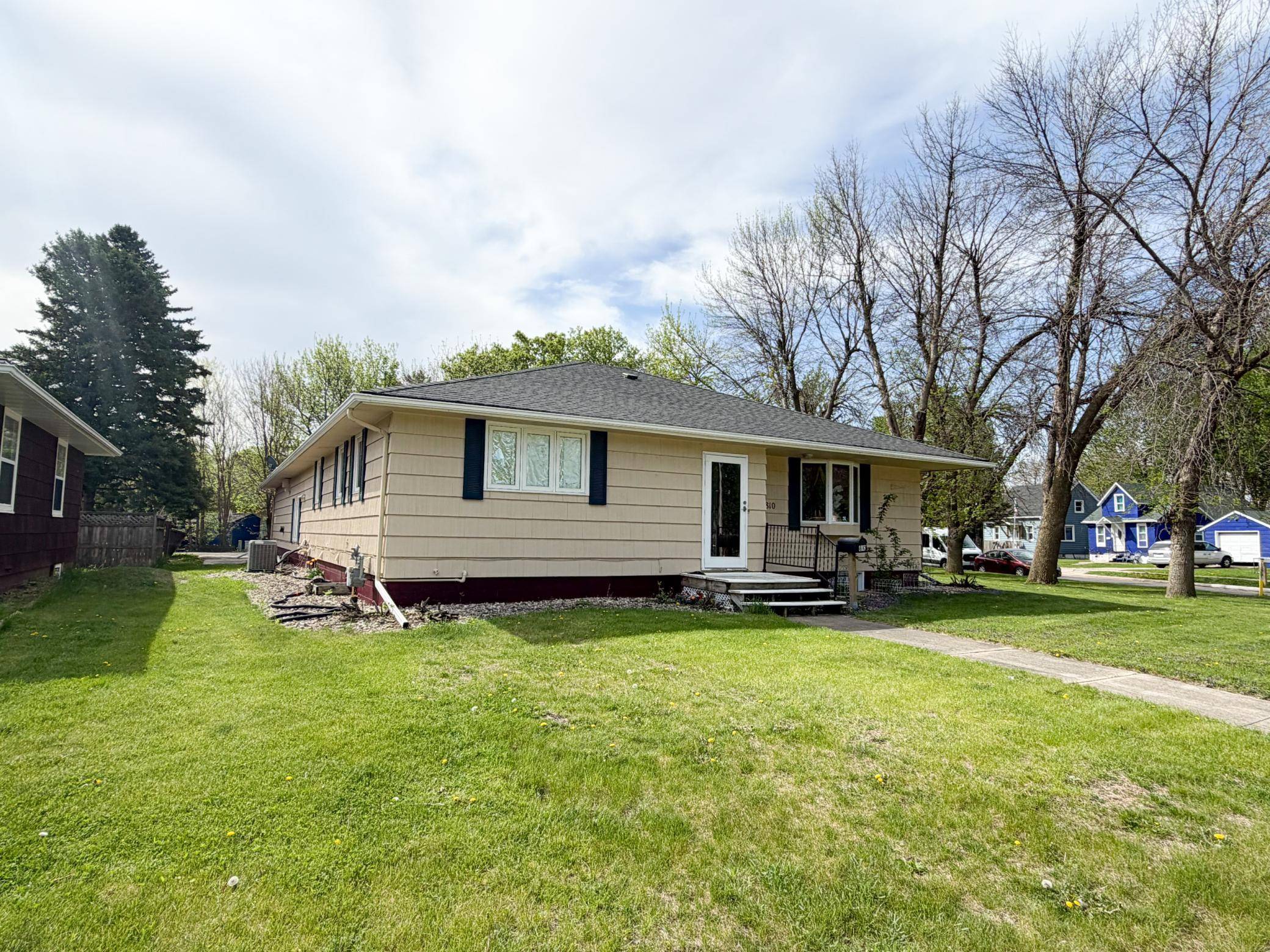 810 8th AVE, Worthington, MN 56187
