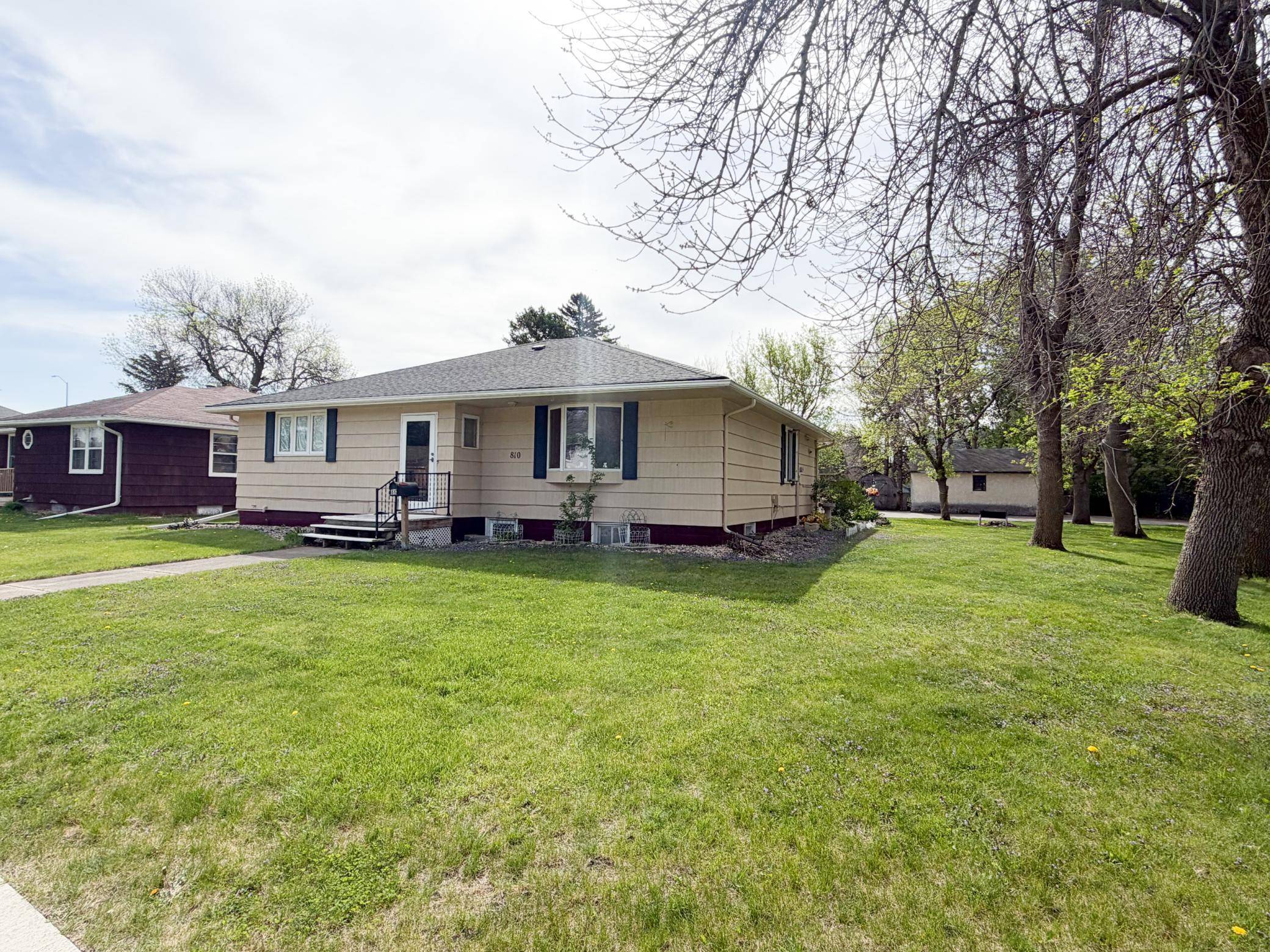 810 8th AVE, Worthington, MN 56187