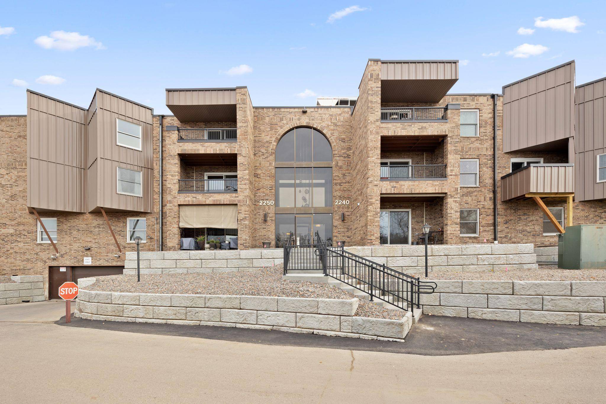 2250 Midland Grove RD #307, Roseville, MN 55113