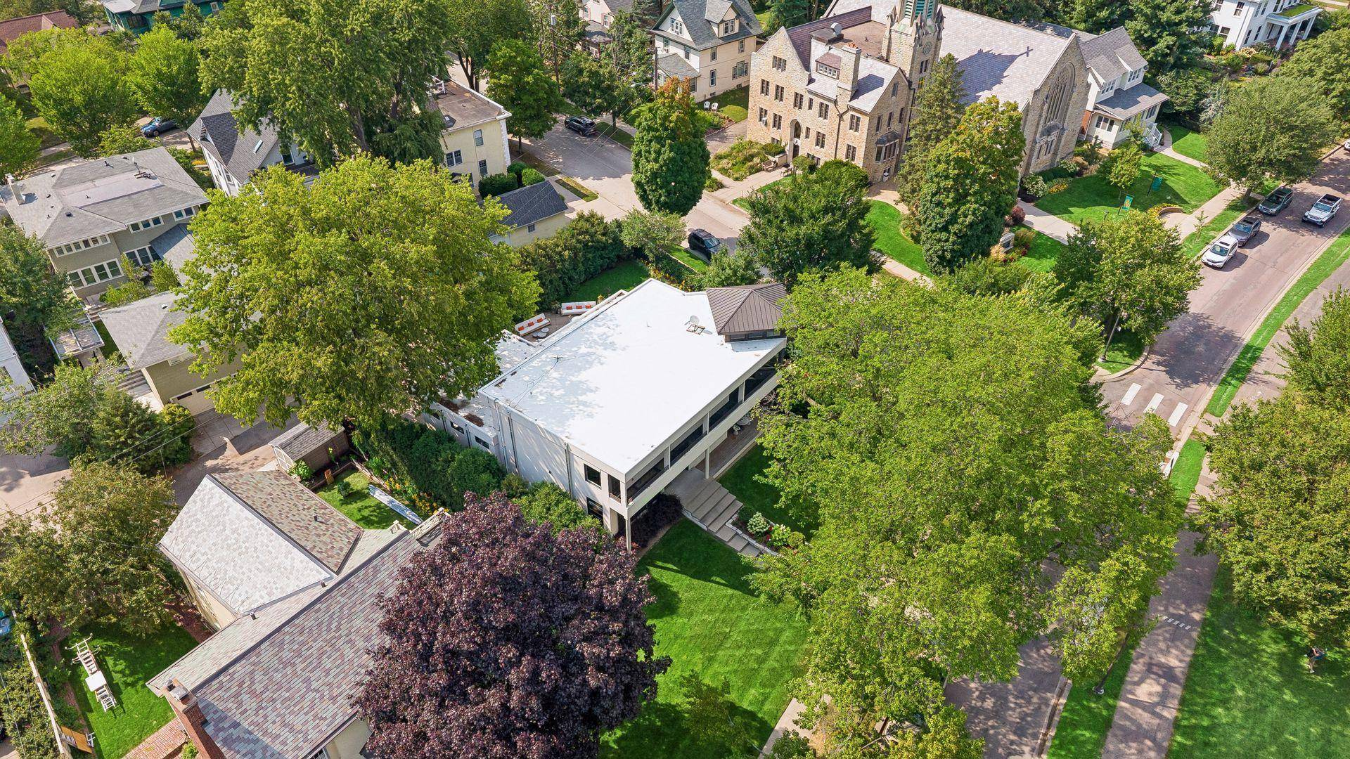 2100 W Lake Of The Isles Pkwy, Minneapolis, MN 55405