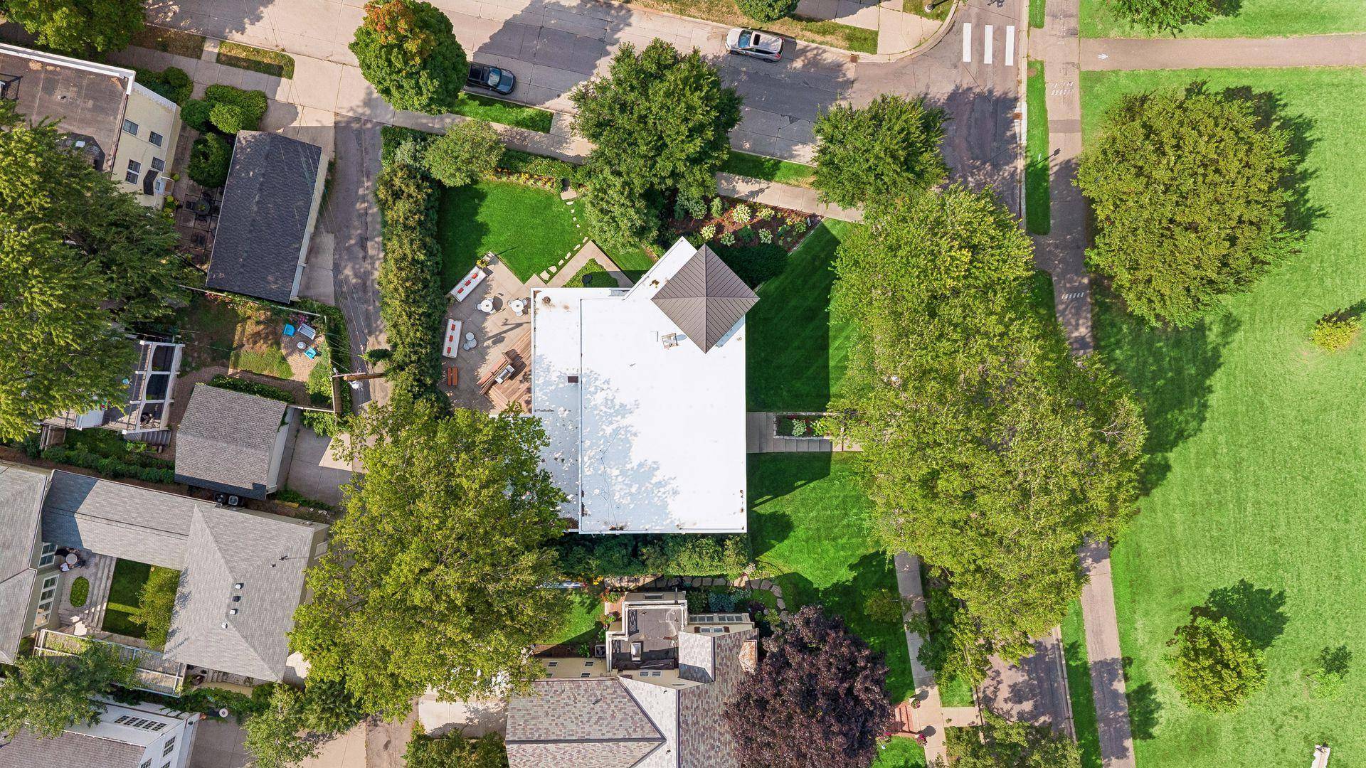 2100 W Lake Of The Isles Pkwy, Minneapolis, MN 55405