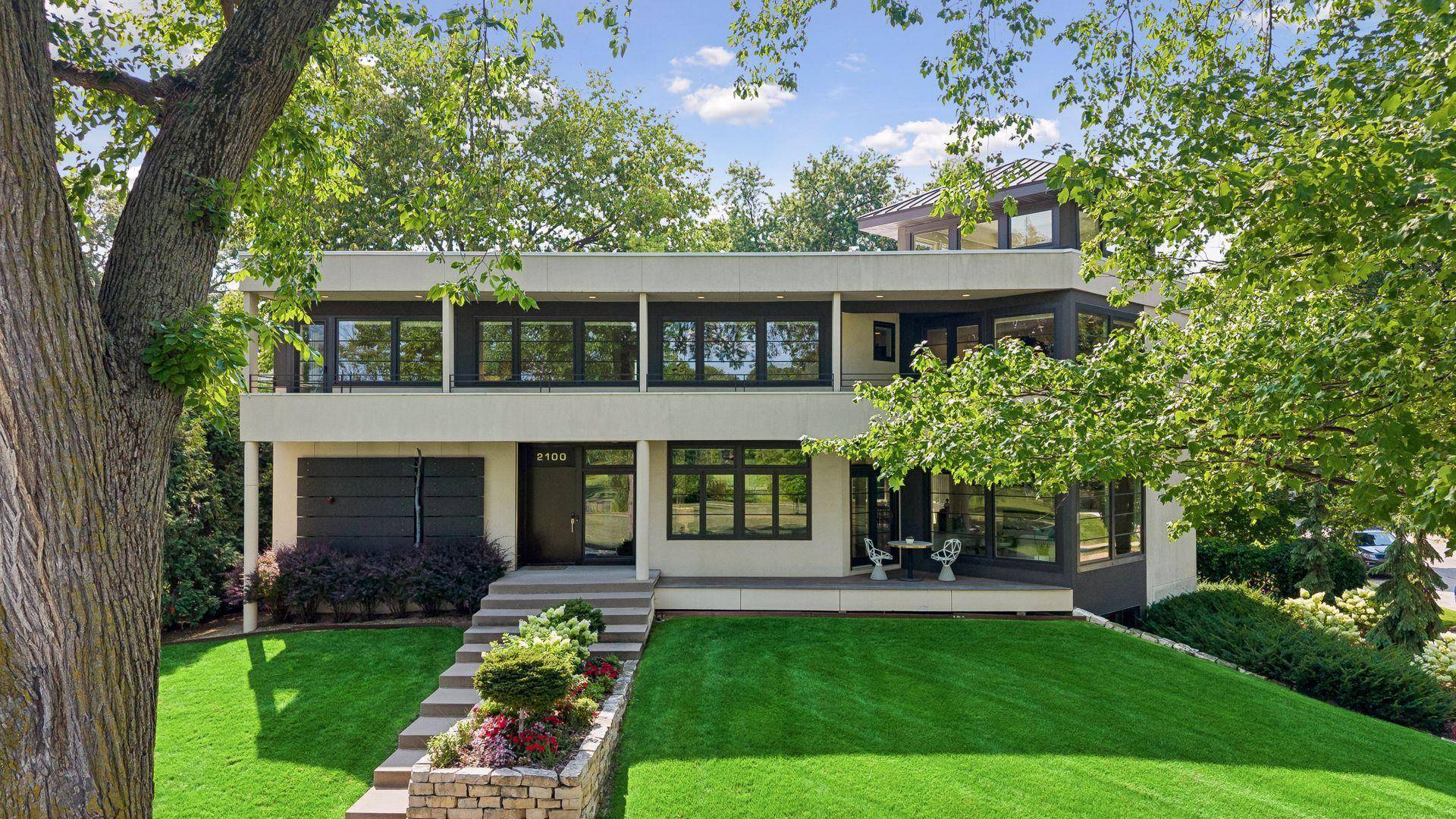 2100 W Lake Of The Isles Pkwy, Minneapolis, MN 55405