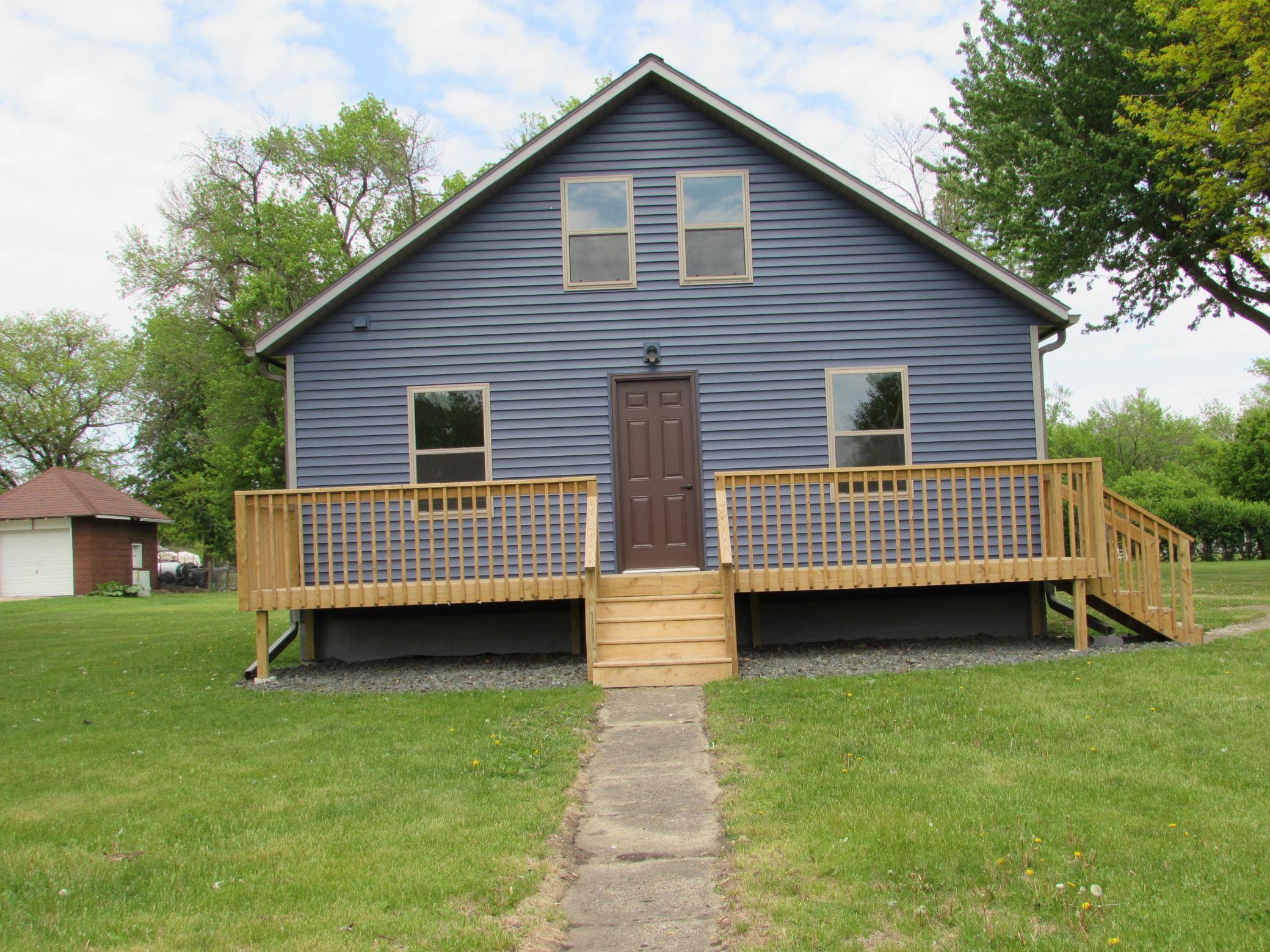 402 W Main ST, Ceylon, MN 56121