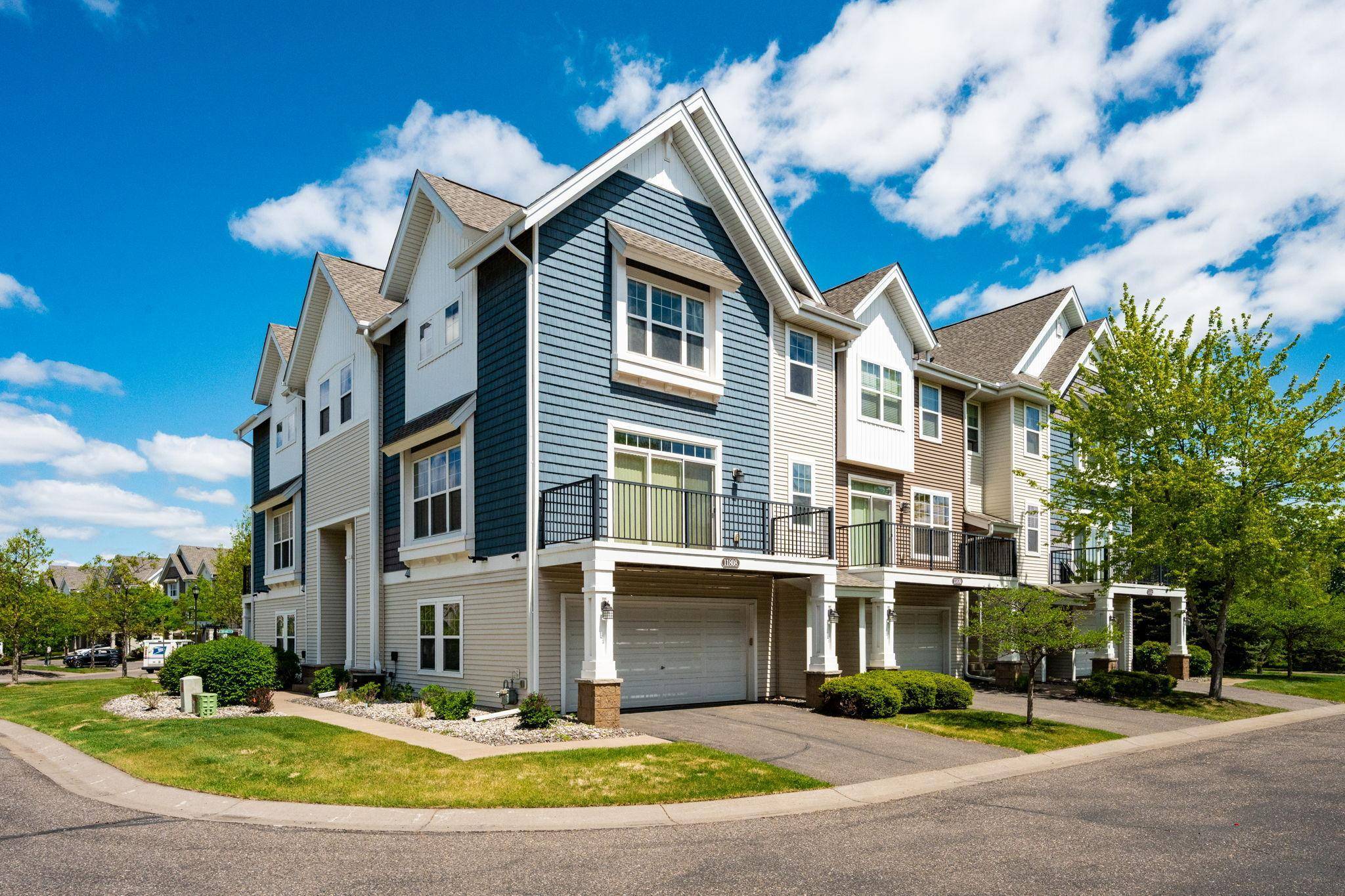 11808 Emery Village DR N, Champlin, MN 55316