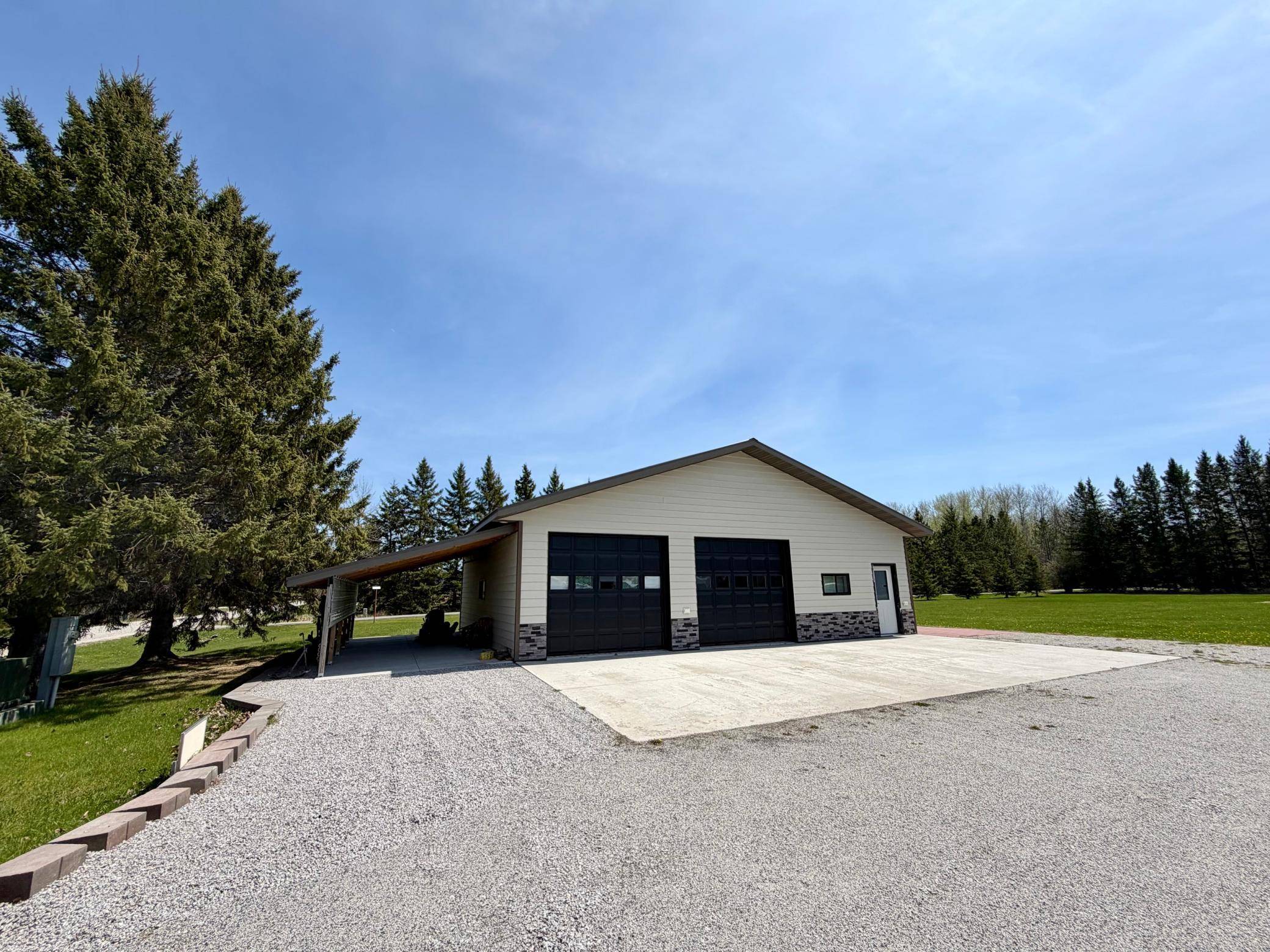 752 Hallberg ST SW, Warroad, MN 56763