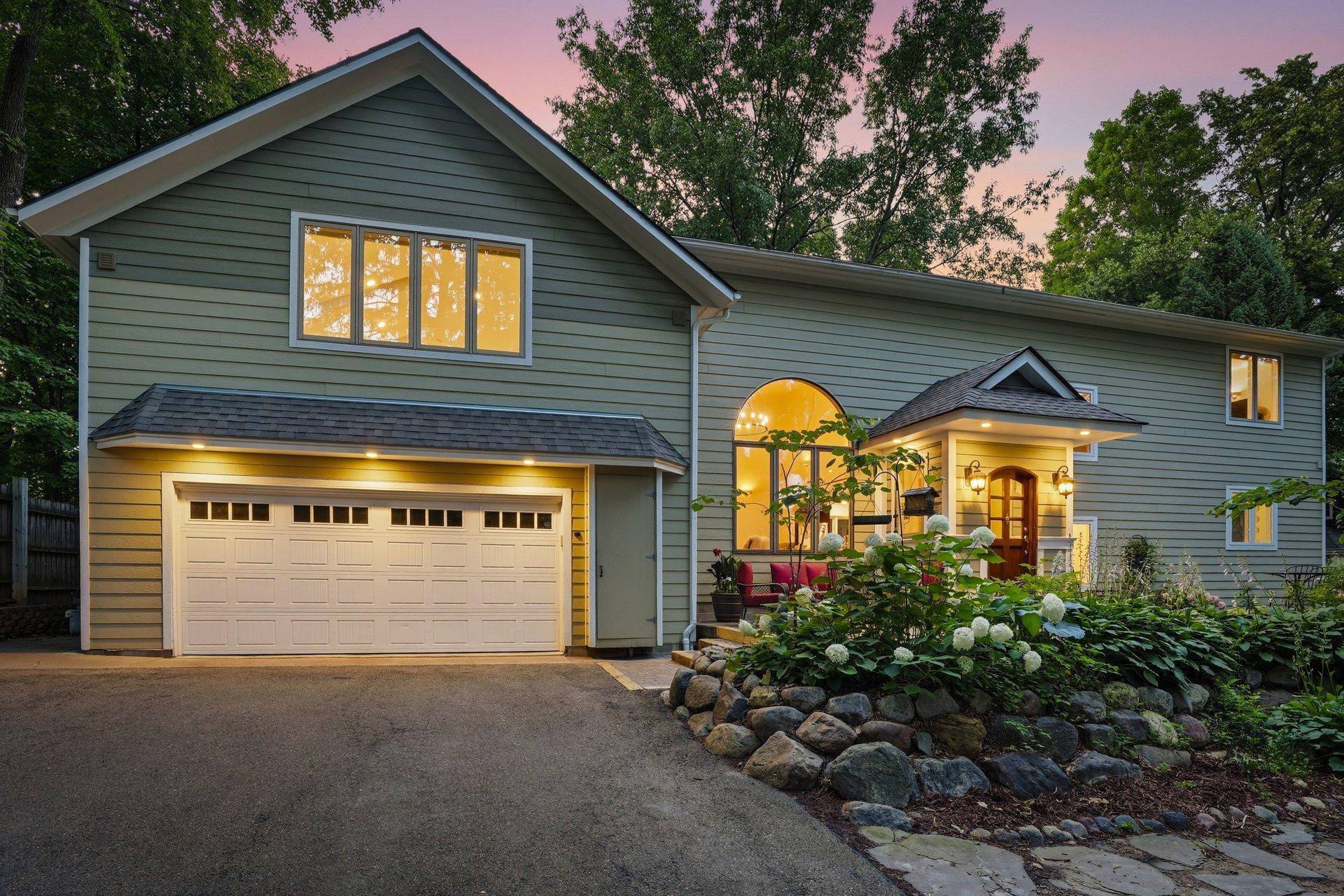 220 Frontier CT, Chanhassen, MN 55317