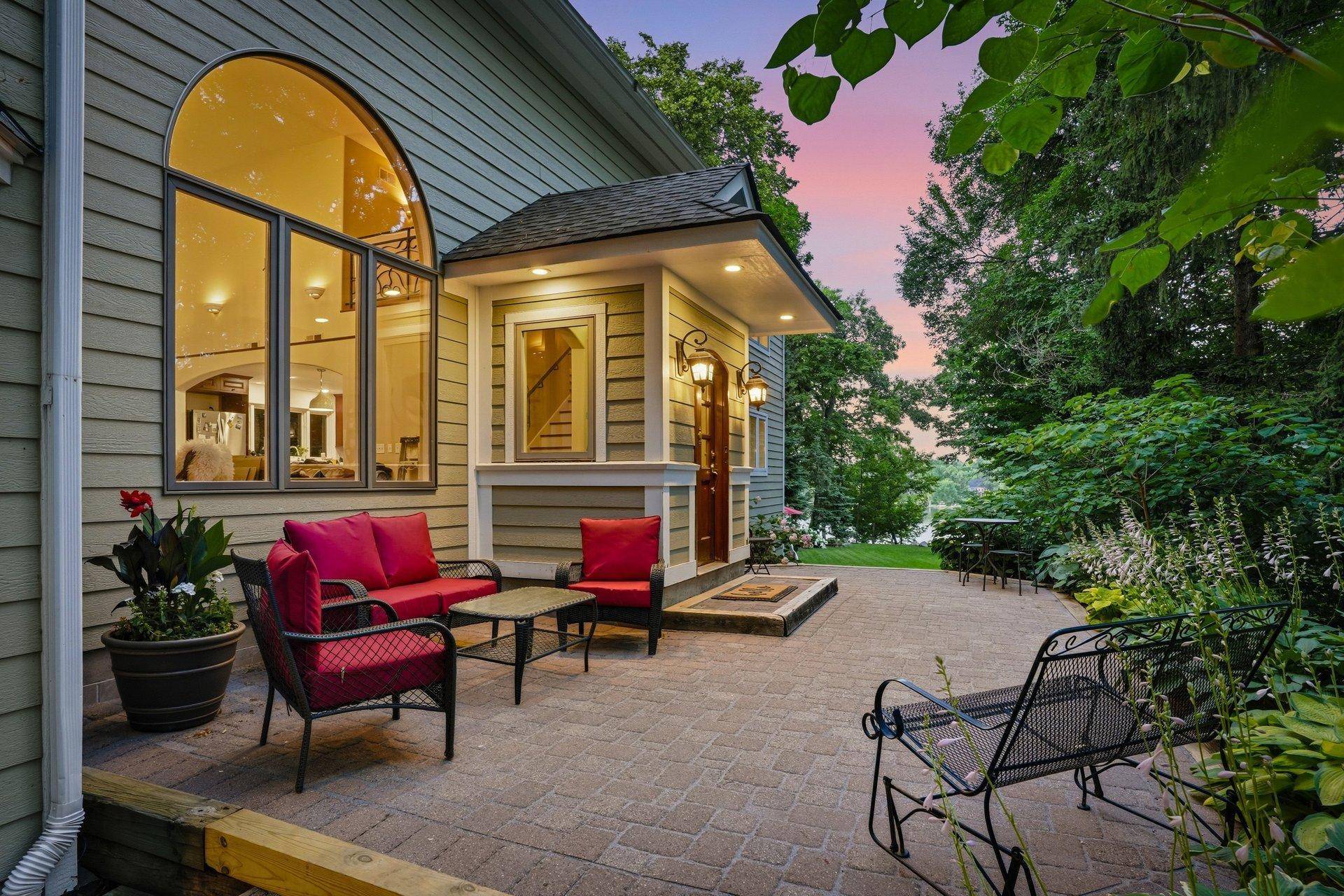 220 Frontier CT, Chanhassen, MN 55317