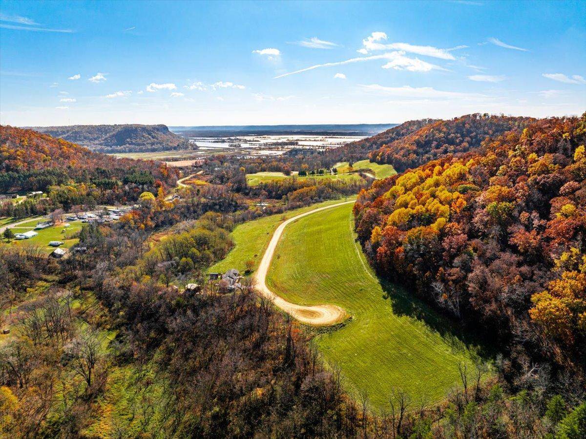 S1545 Shawnee DR, Alma, WI 54610