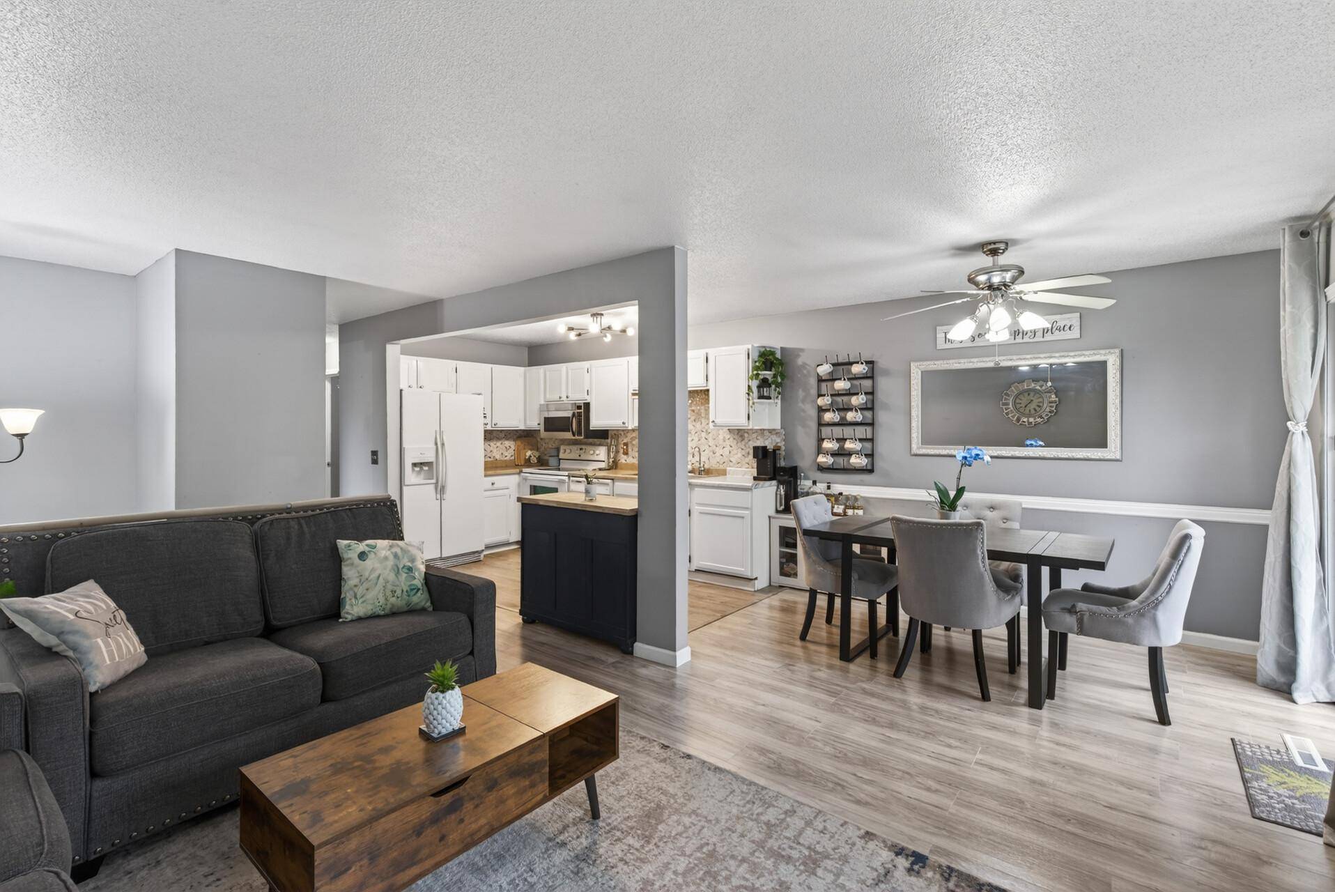 841 Evergreen CIR, Burnsville, MN 55337