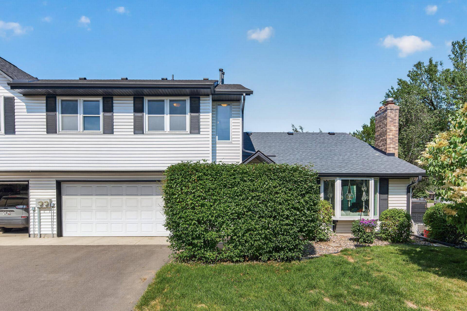 3608 Gershwin LN N, Oakdale, MN 55128