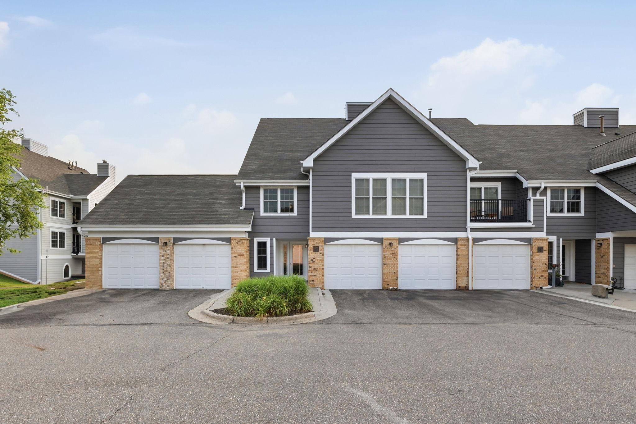 6048 Chasewood Pkwy #1, Minnetonka, MN 55343