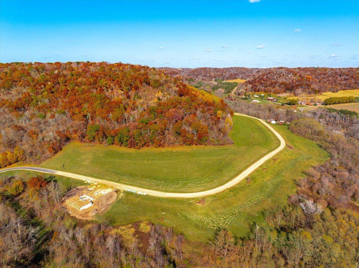 S1527 Shawnee DR, Alma, WI 54610