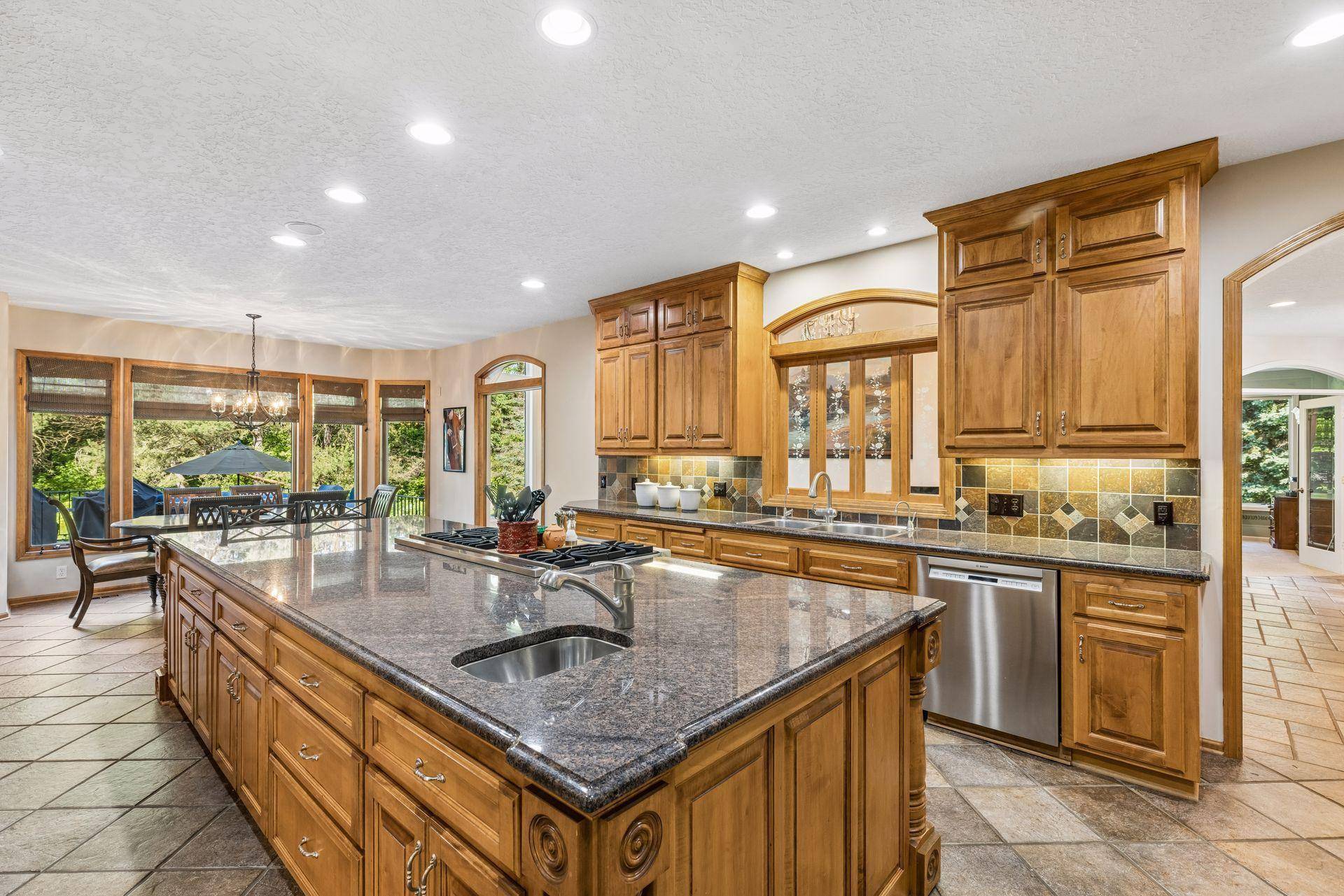 23 Scotch Pine CIR, North Oaks, MN 55127