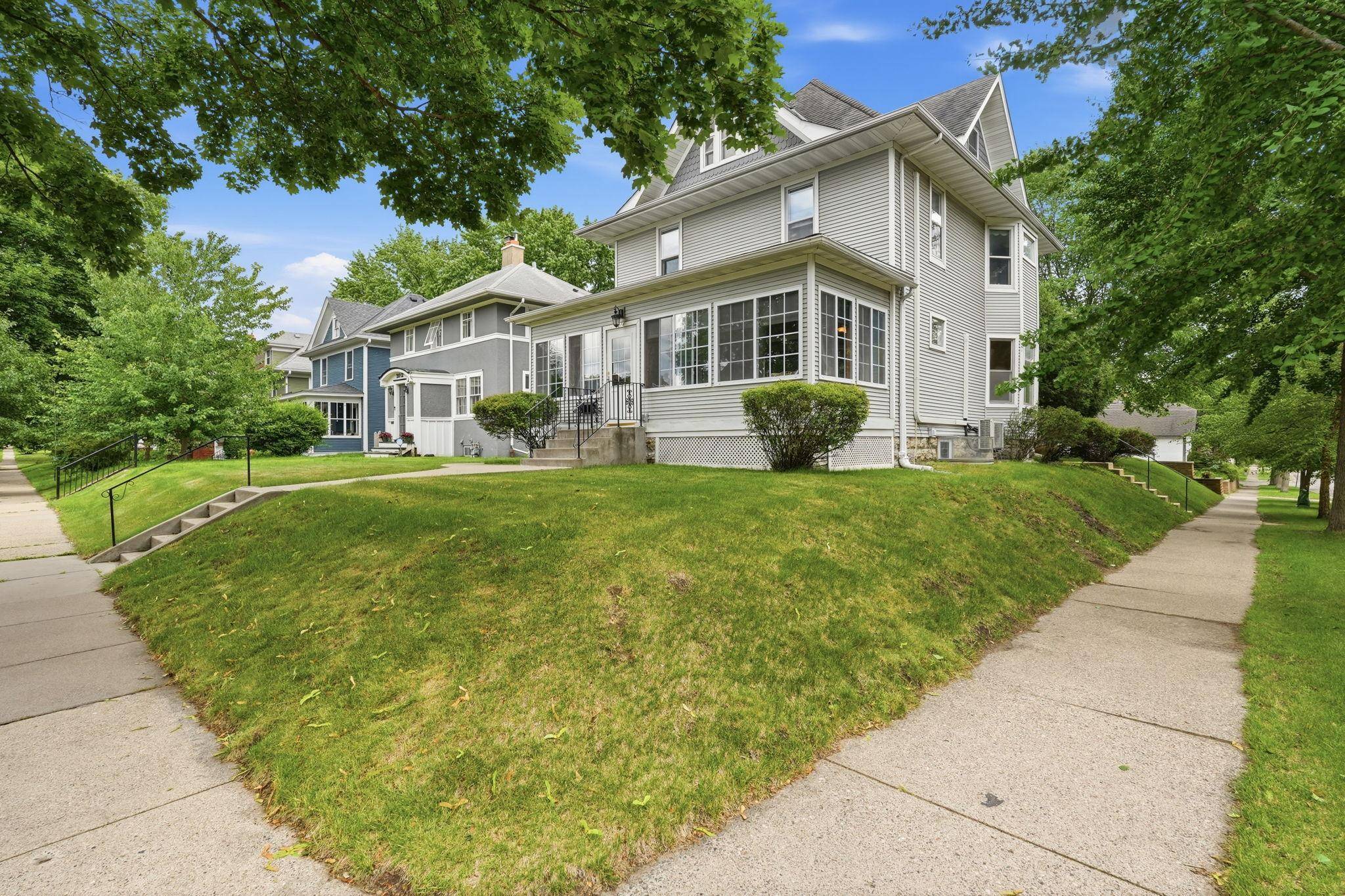 2016 Laurel AVE, Saint Paul, MN 55104