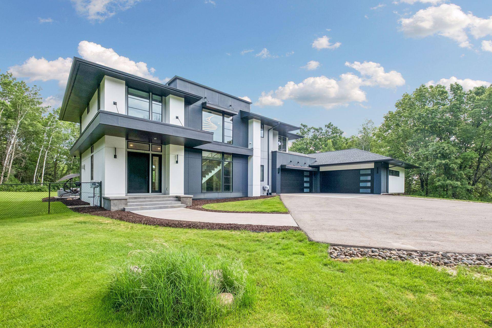 10371 Andrea TRL, Inver Grove Heights, MN 55077
