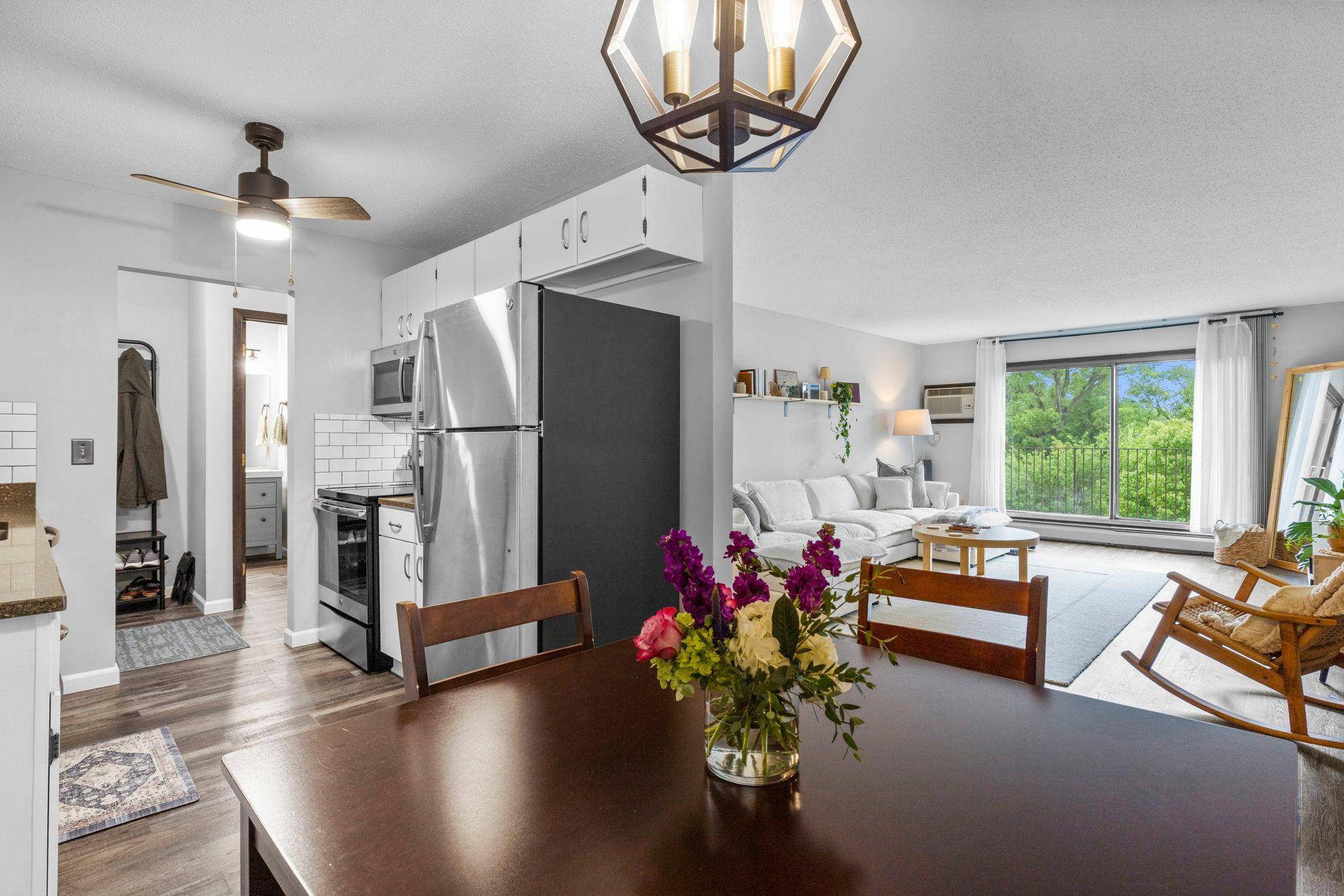 1304 W Medicine Lake DR #308, Plymouth, MN 55441