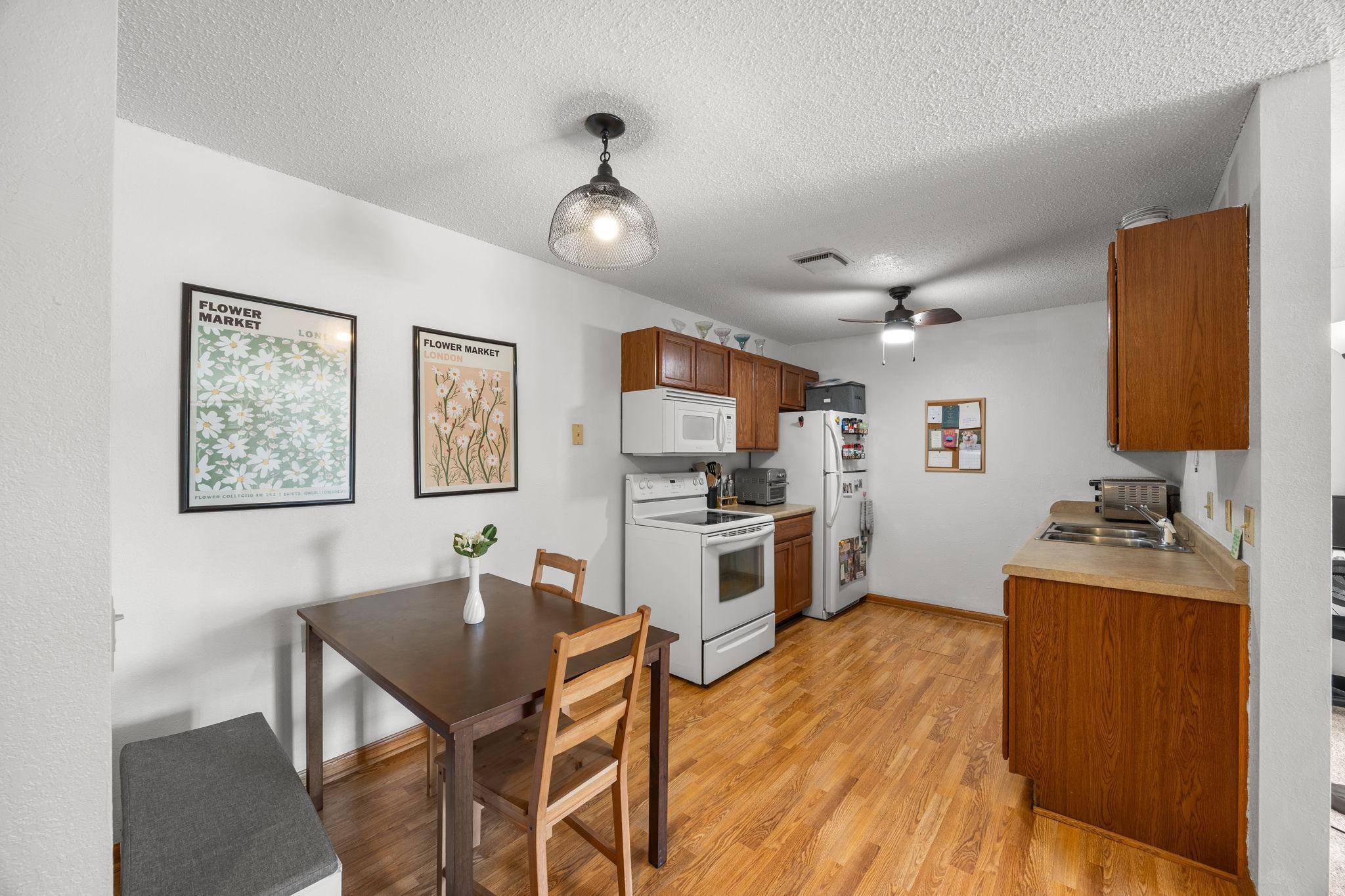4 Pine Tree DR #212, Arden Hills, MN 55112