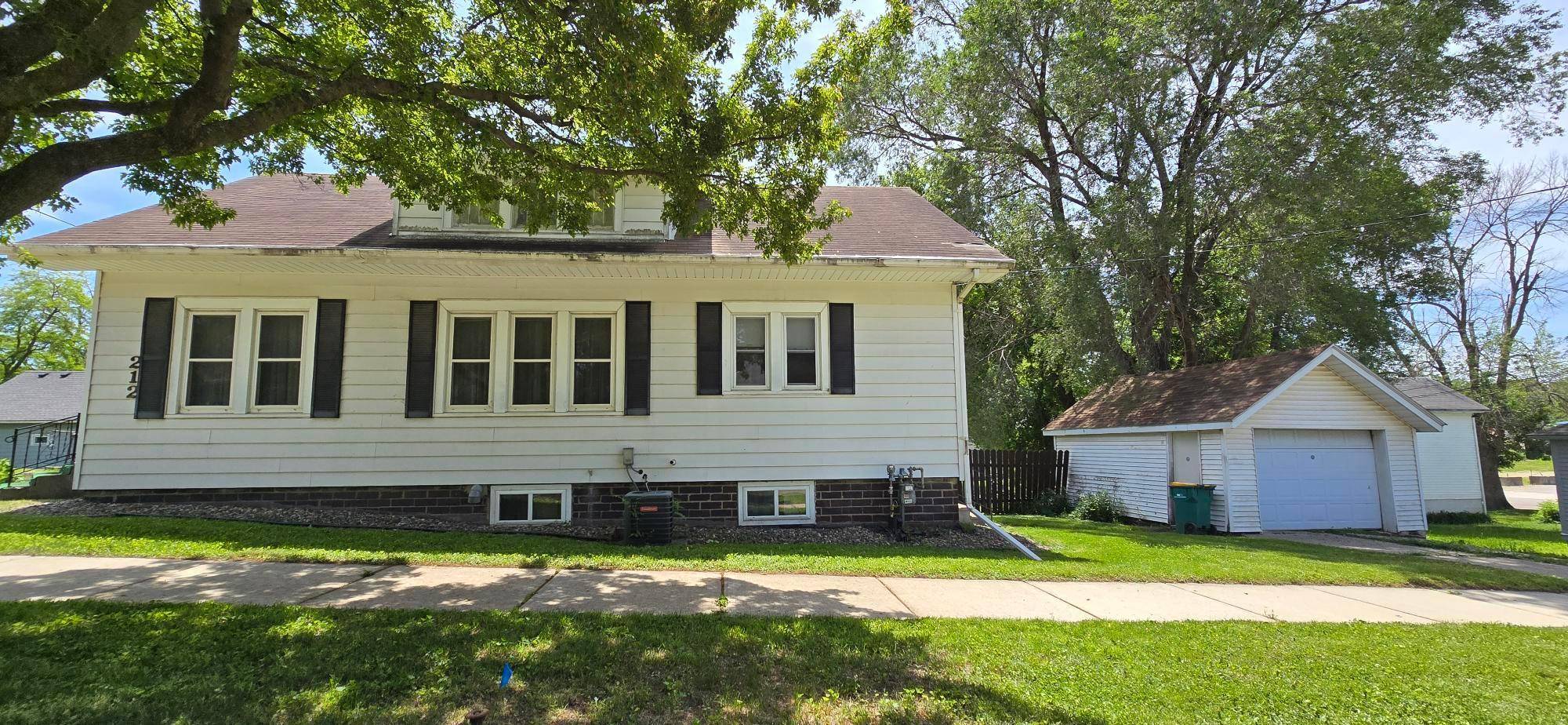 212 E 5th ST, Albert Lea, MN 56007