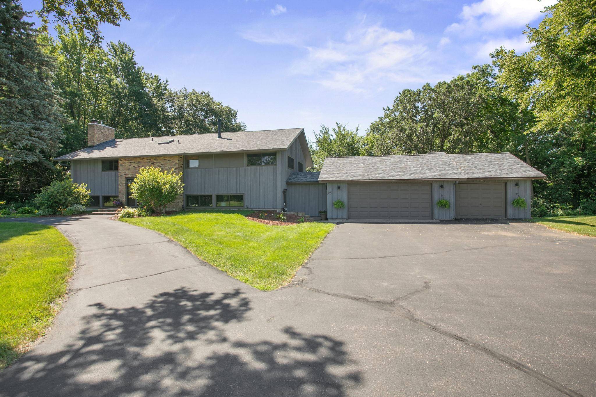 565 Lakota LN, Chaska, MN 55318