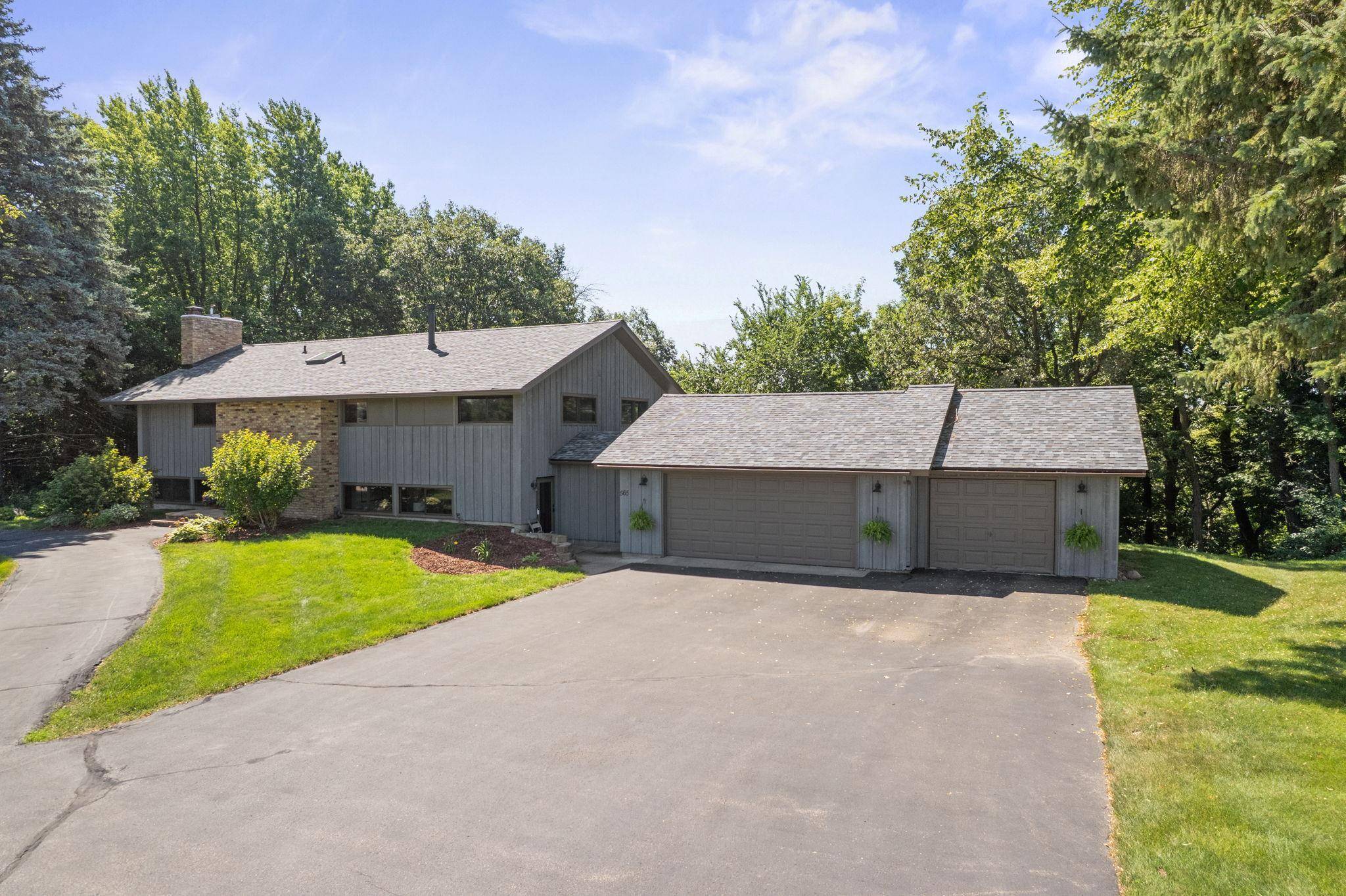 565 Lakota LN, Chaska, MN 55318